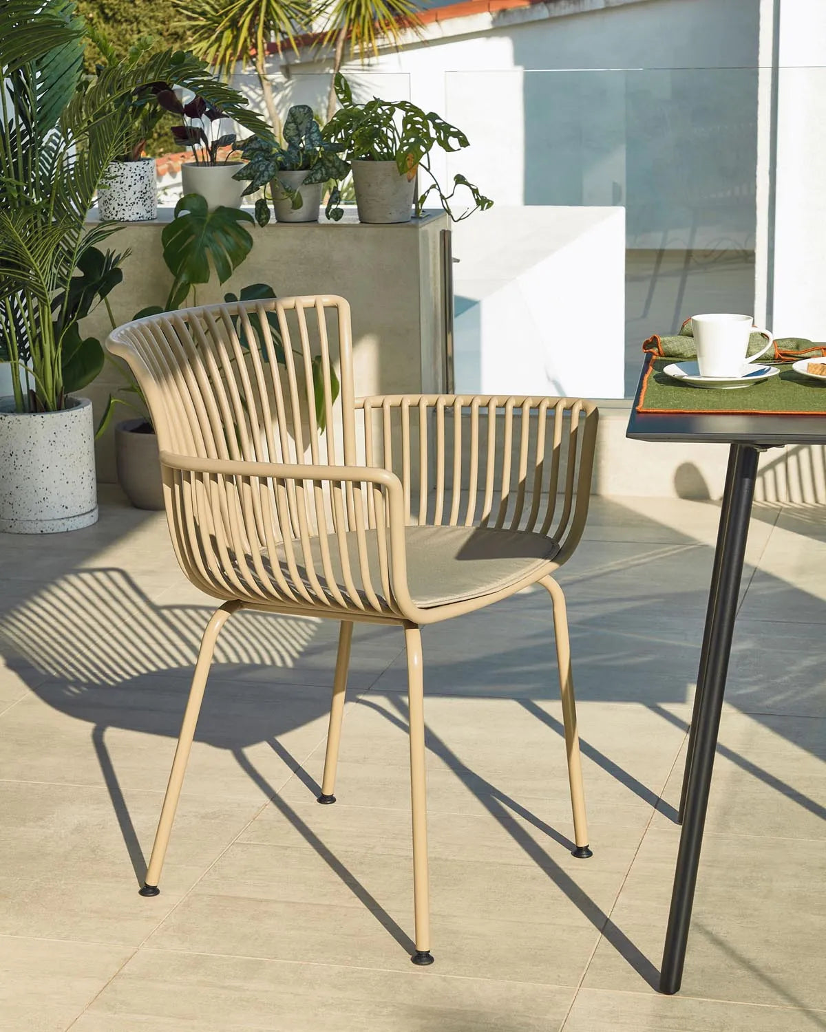 Outdoor Stuhl Surpika beige in Beige präsentiert im Onlineshop von KAQTU Design AG. Gartenstuhl mit Armlehnen ist von Kave Home