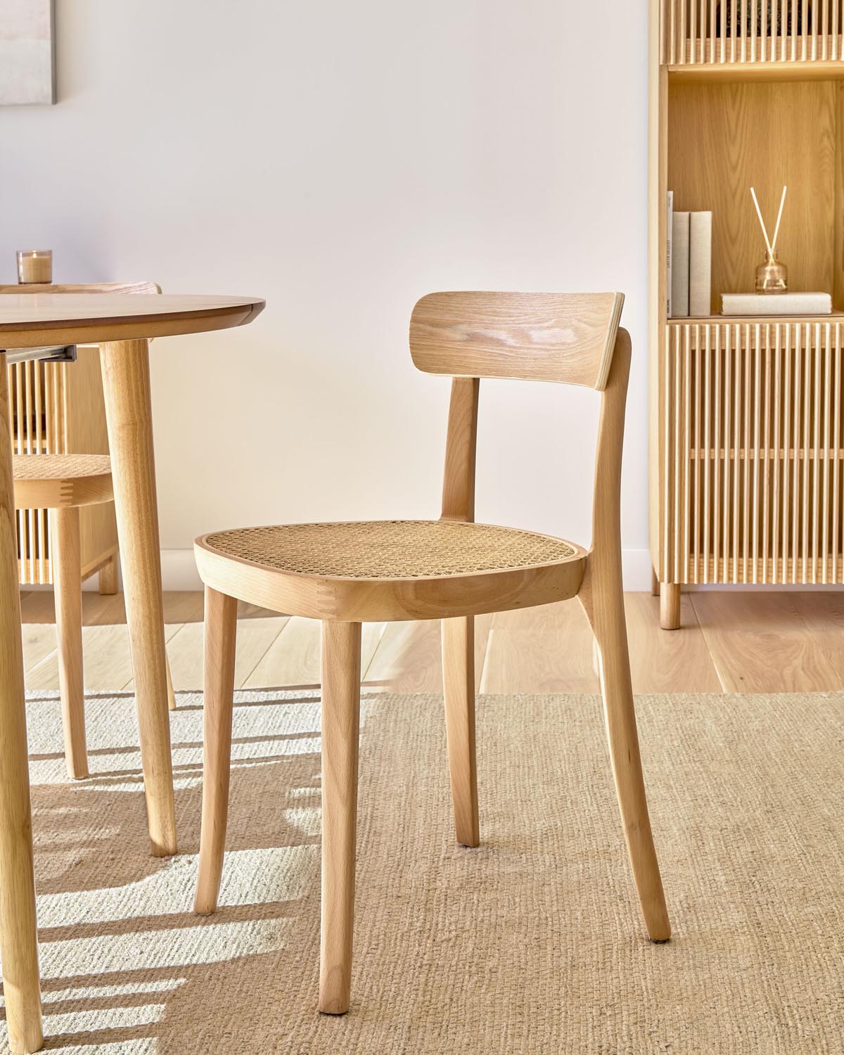 Romane Stuhl aus Buchenholz mit natürlichem Finish, Eschenfurnier und Rattan in Natur präsentiert im Onlineshop von KAQTU Design AG. Stuhl ist von Kave Home