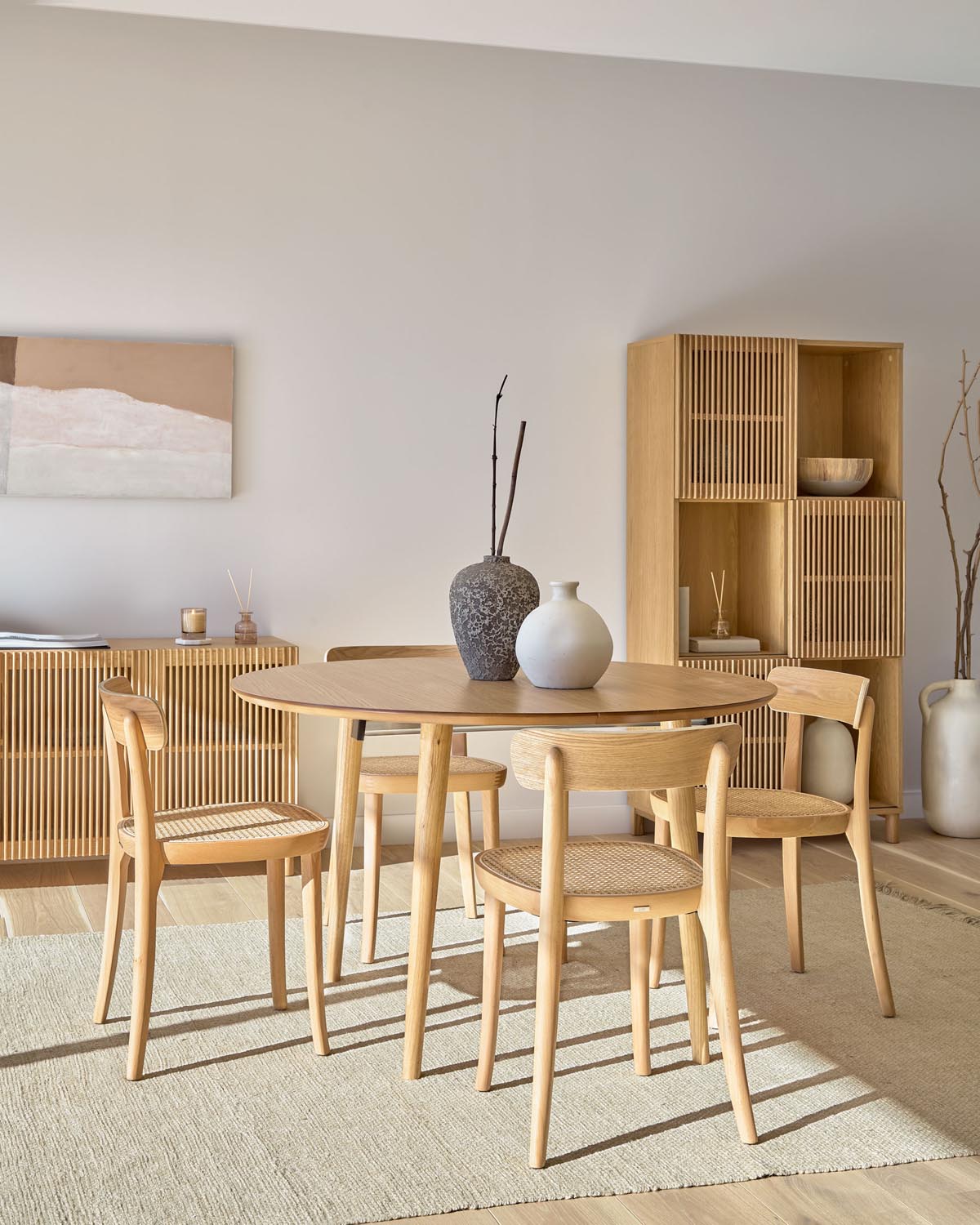 Romane Stuhl aus Buchenholz mit natürlichem Finish, Eschenfurnier und Rattan in Natur präsentiert im Onlineshop von KAQTU Design AG. Stuhl ist von Kave Home