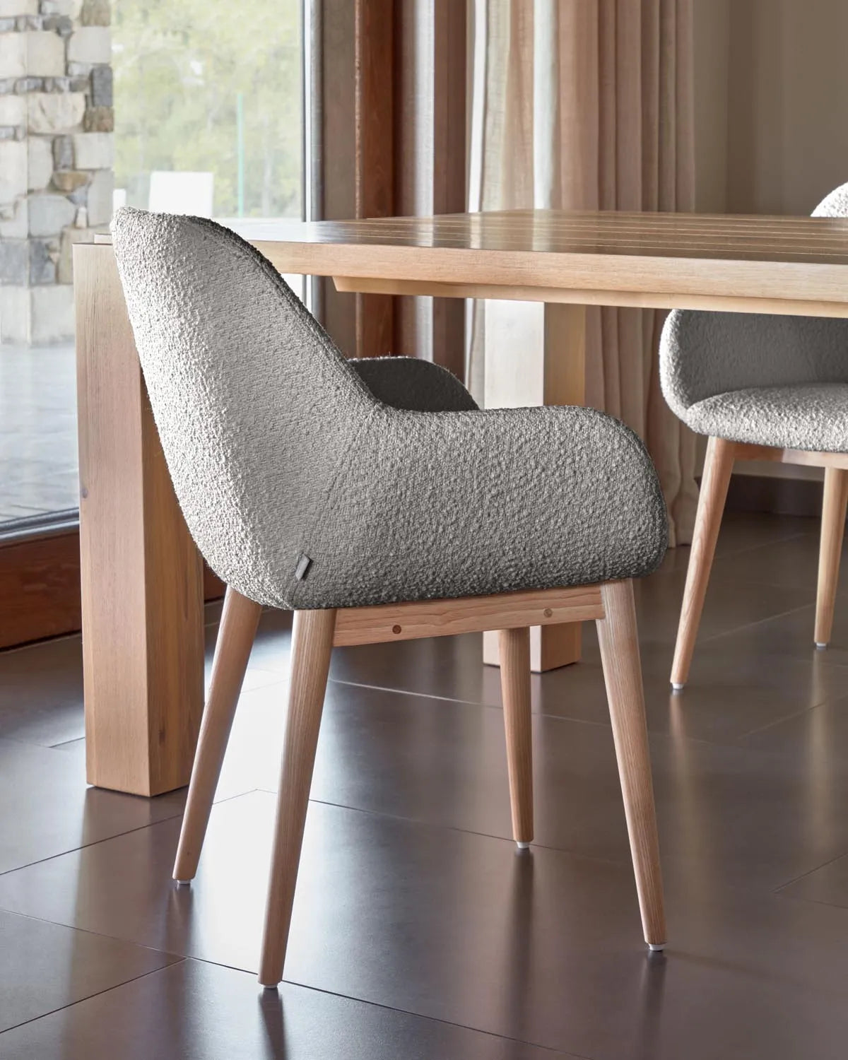 Konna Stuhl mit Bouclé-Bezug hellgrau Beine aus massivem Eschenholz mit natürlichem Finish in Grau präsentiert im Onlineshop von KAQTU Design AG. Stuhl mit Armlehnen ist von Kave Home