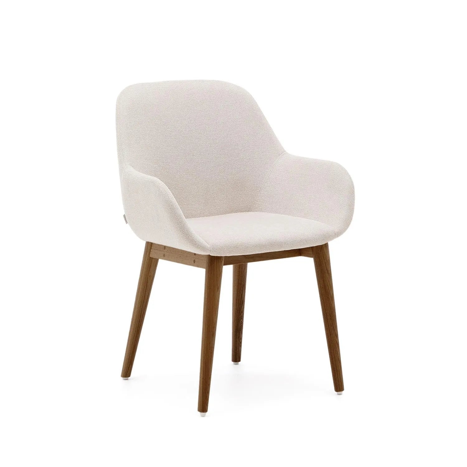 Konna Stuhl in Beige und Beine aus massivem Eschenholz mit dunklem Finish in Beige präsentiert im Onlineshop von KAQTU Design AG. Stuhl mit Armlehnen ist von Kave Home