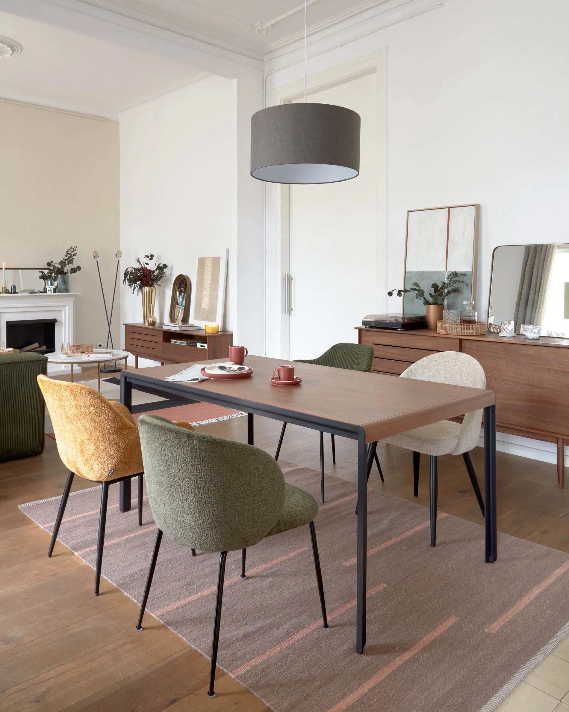 Elegantes Sideboard aus Nussholzfurnier, 50er-Jahre-Stil, mit 2 Türen und 1 Schublade, designed von Federico Bergamino.