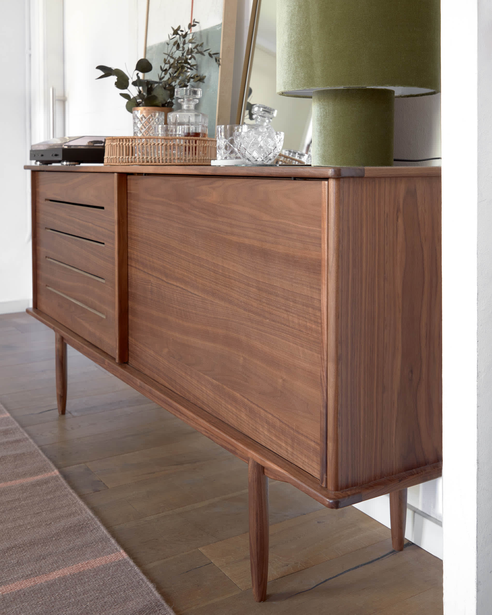 Carolin Sideboard 2 Türen 1 Schublade aus Nussholzfurnier 180 x 83,8 cm in Dunkelbraun präsentiert im Onlineshop von KAQTU Design AG. Sideboard ist von Kave Home