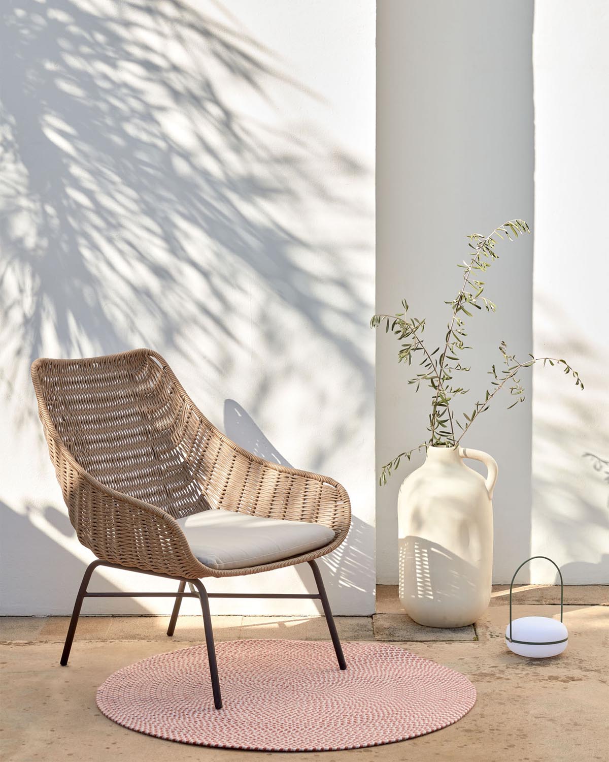 Abeli Seilsessel in Beige in Beige präsentiert im Onlineshop von KAQTU Design AG. Gartenstuhl ist von Kave Home