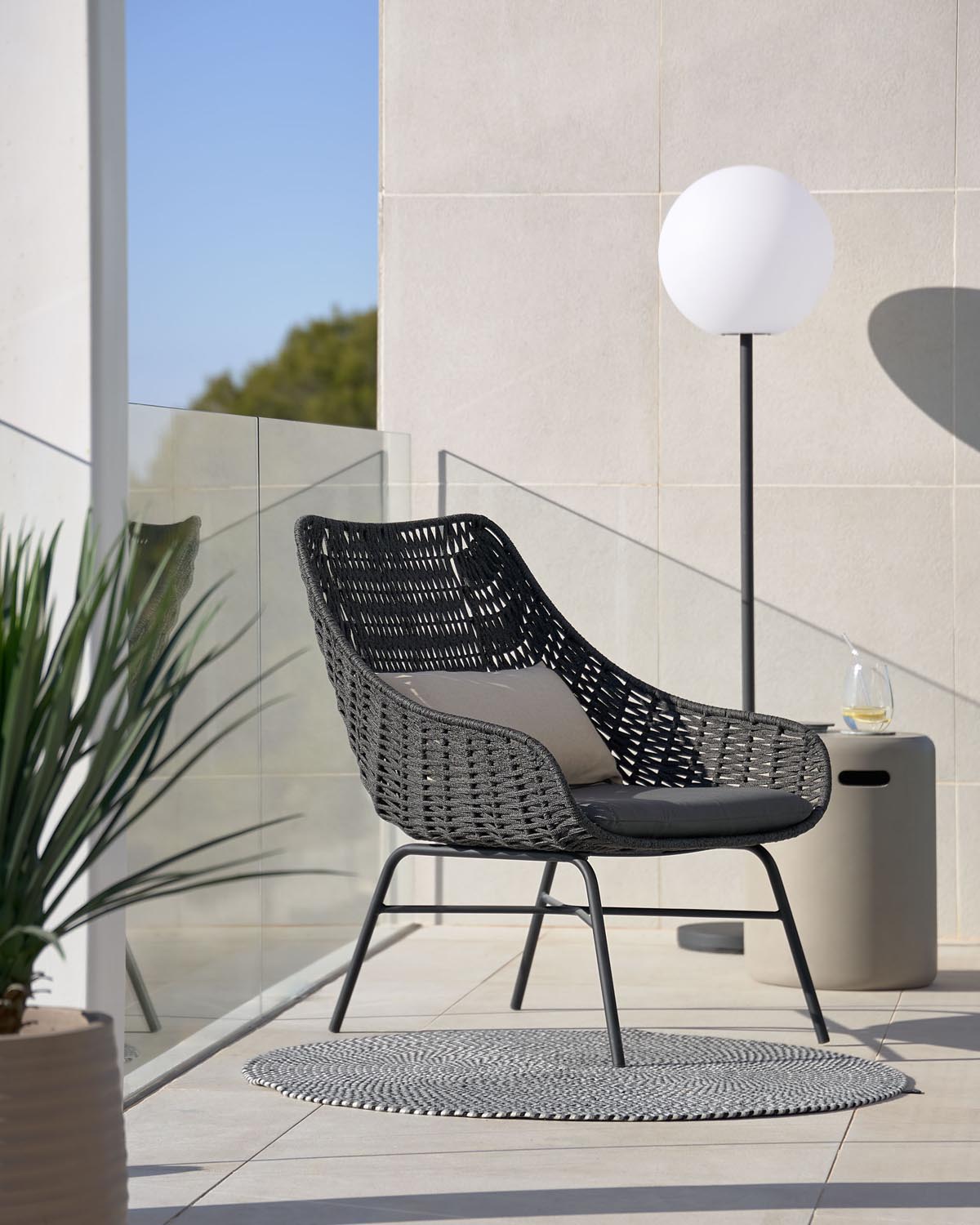 Abeli Seilsessel in Schwarz in Schwarz präsentiert im Onlineshop von KAQTU Design AG. Gartenstuhl ist von Kave Home