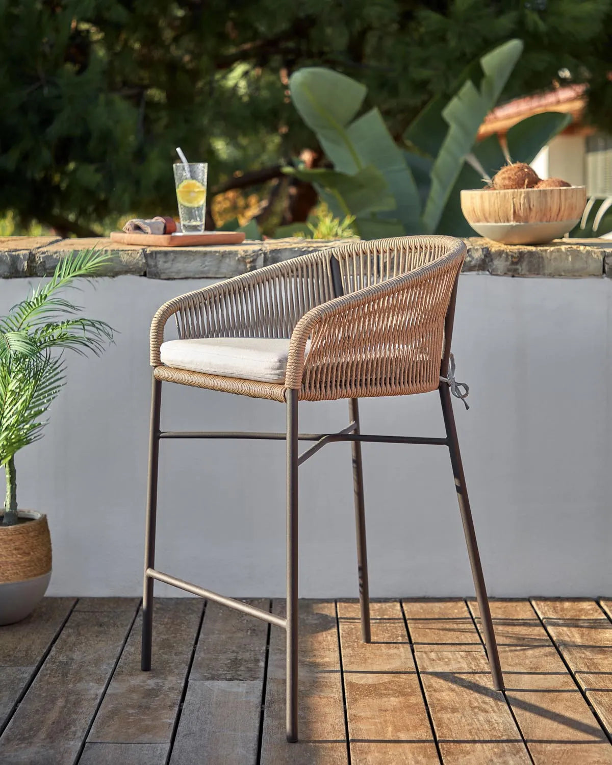 Yanet Hocker aus beigem Seil Höhe 65 cm in Beige präsentiert im Onlineshop von KAQTU Design AG. Hocker Outdoor ist von Kave Home