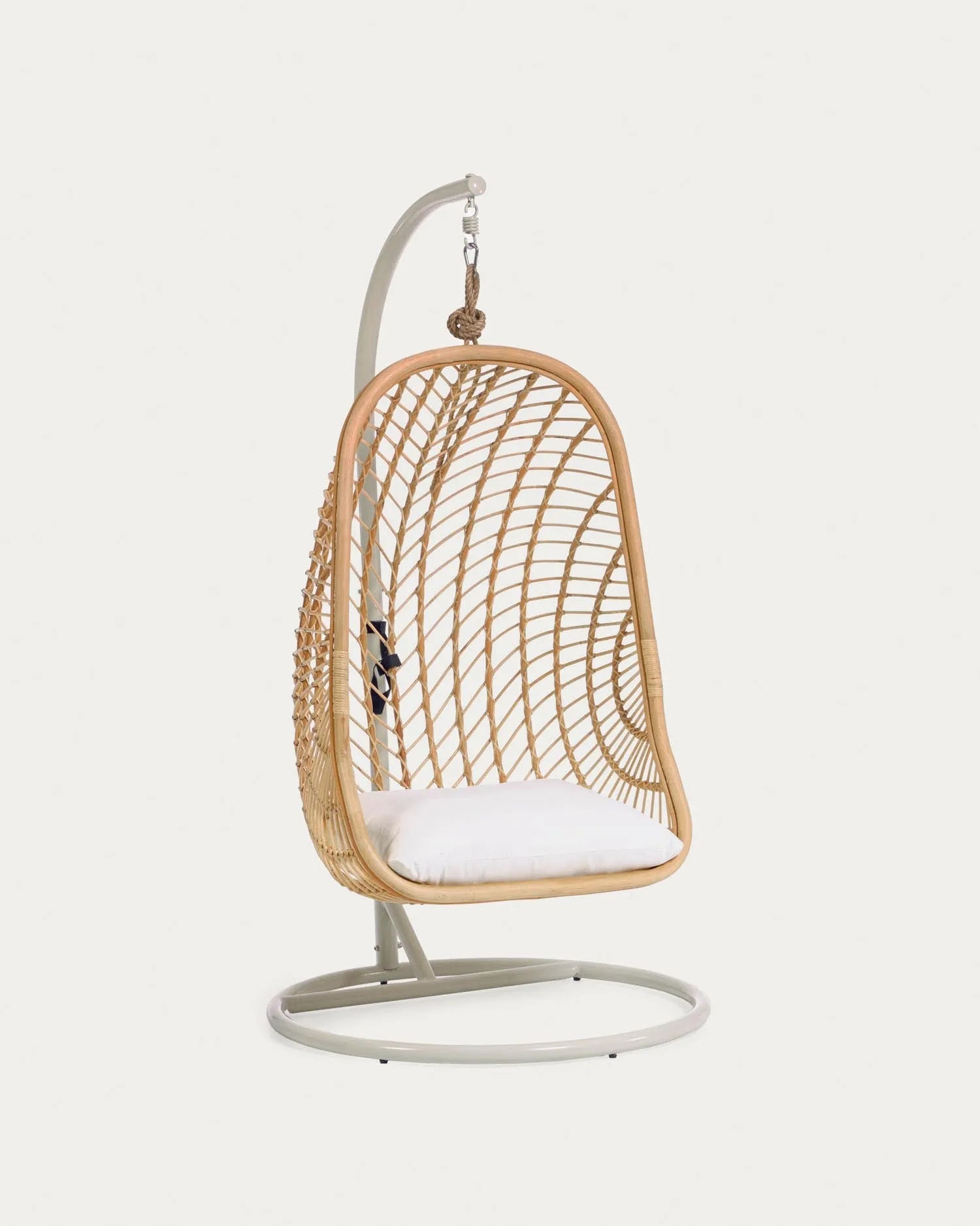 Eleganter Ekaterina Hängesessel aus Rattan mit stabilem Metallgestell, ideal für stilvolle Entspannung drinnen und draußen.