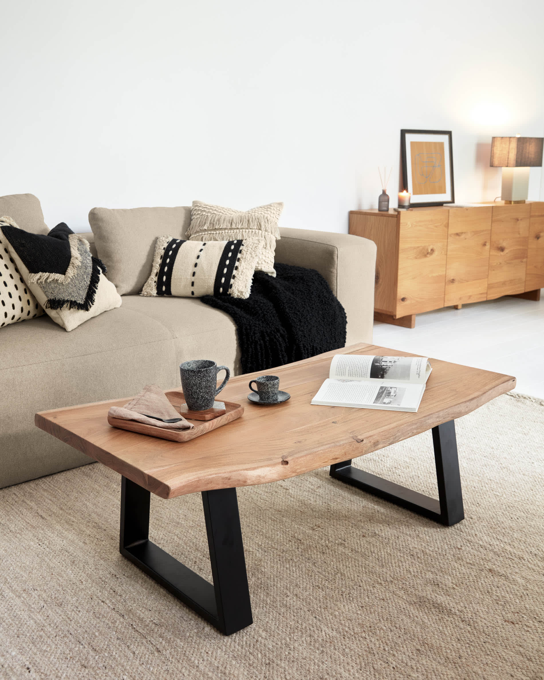 Alaia Couchtisch aus massivem Akazienholz mit natürlichem Finish 115 x 65 cm in Braun präsentiert im Onlineshop von KAQTU Design AG. Beistelltisch ist von Kave Home