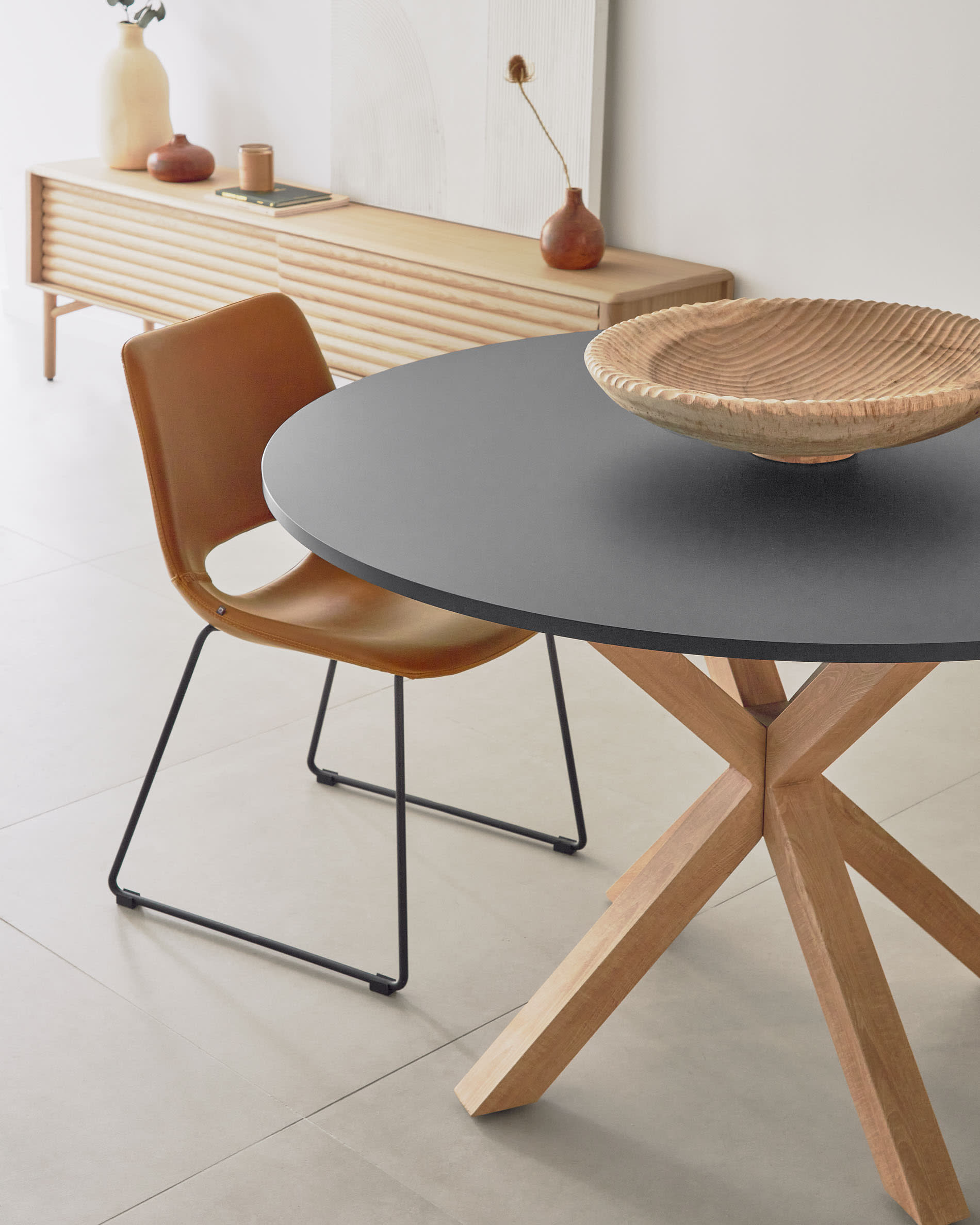 Runder Tisch Argo aus schwarz lackiertem MDF und Stahlbeinen in Holzoptik Ø 120 cm in Schwarz präsentiert im Onlineshop von KAQTU Design AG. Esstisch ist von Kave Home