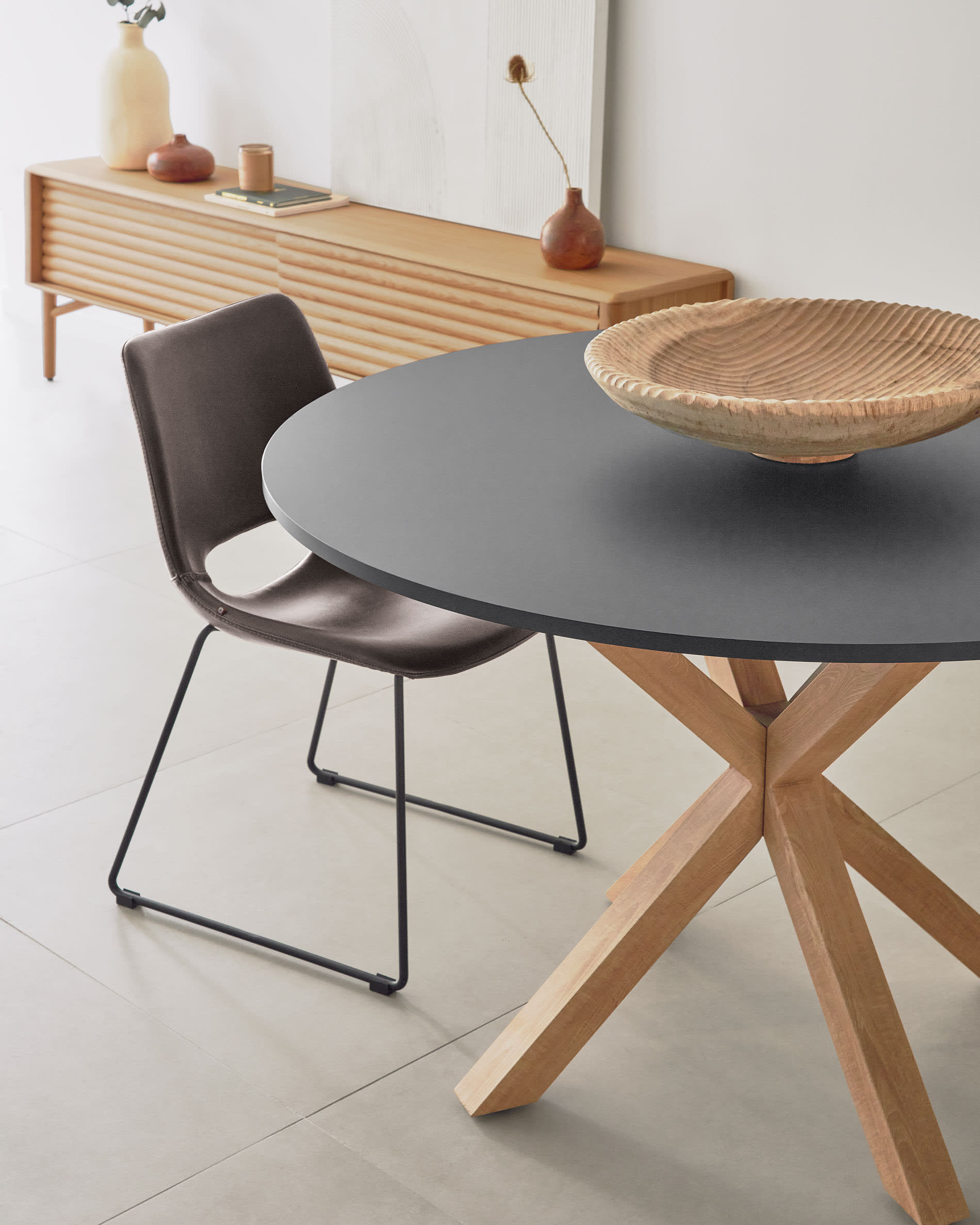 Runder Tisch Argo aus schwarz lackiertem MDF und Stahlbeinen in Holzoptik Ø 120 cm in Schwarz präsentiert im Onlineshop von KAQTU Design AG. Esstisch ist von Kave Home