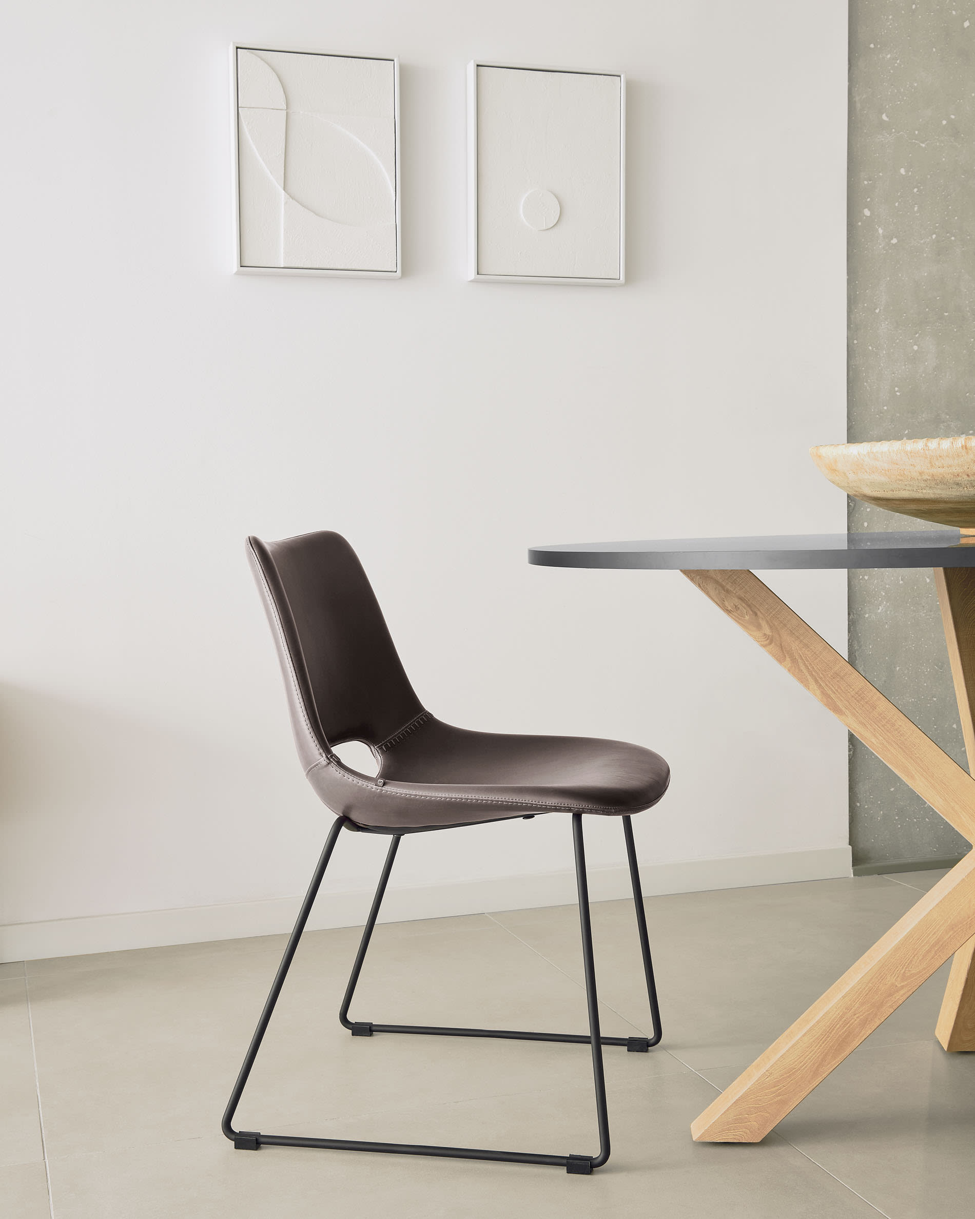 Runder Tisch Argo aus schwarz lackiertem MDF und Stahlbeinen in Holzoptik Ø 120 cm in Schwarz präsentiert im Onlineshop von KAQTU Design AG. Esstisch ist von Kave Home