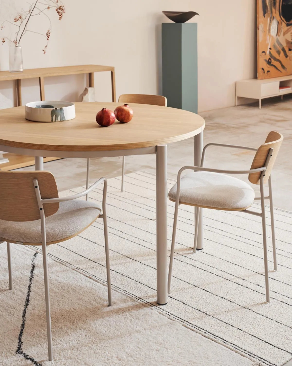 Maureen stapelbarer Stuhl aus Eichenfurnier mit natürlichem Finish und Beinen in Beige in Beige präsentiert im Onlineshop von KAQTU Design AG. Stuhl mit Armlehnen ist von Kave Home