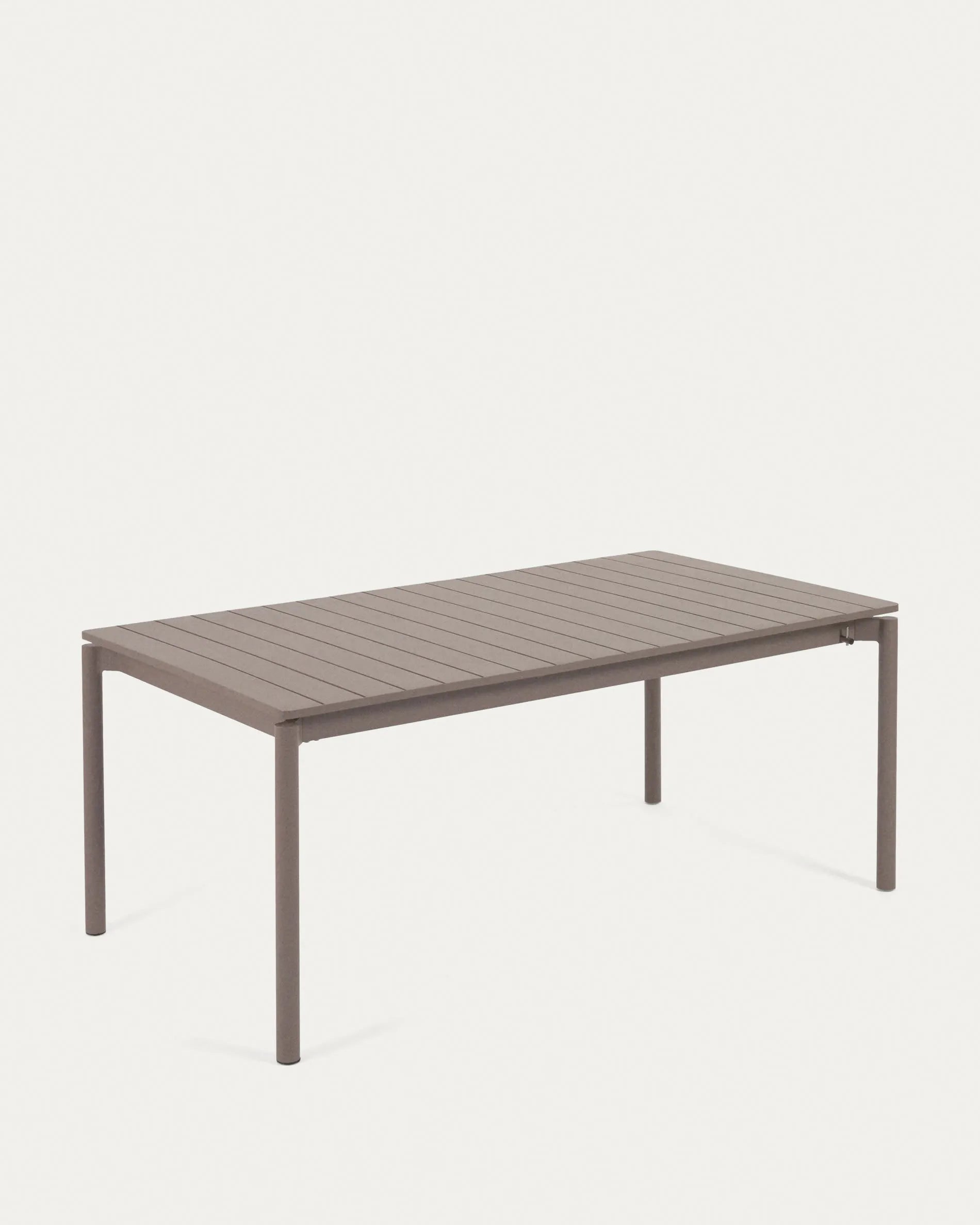 3D-Modell eines ausziehbaren, mattbraunen Aluminium-Outdoor-Tisches, ideal für Garten und Terrasse.