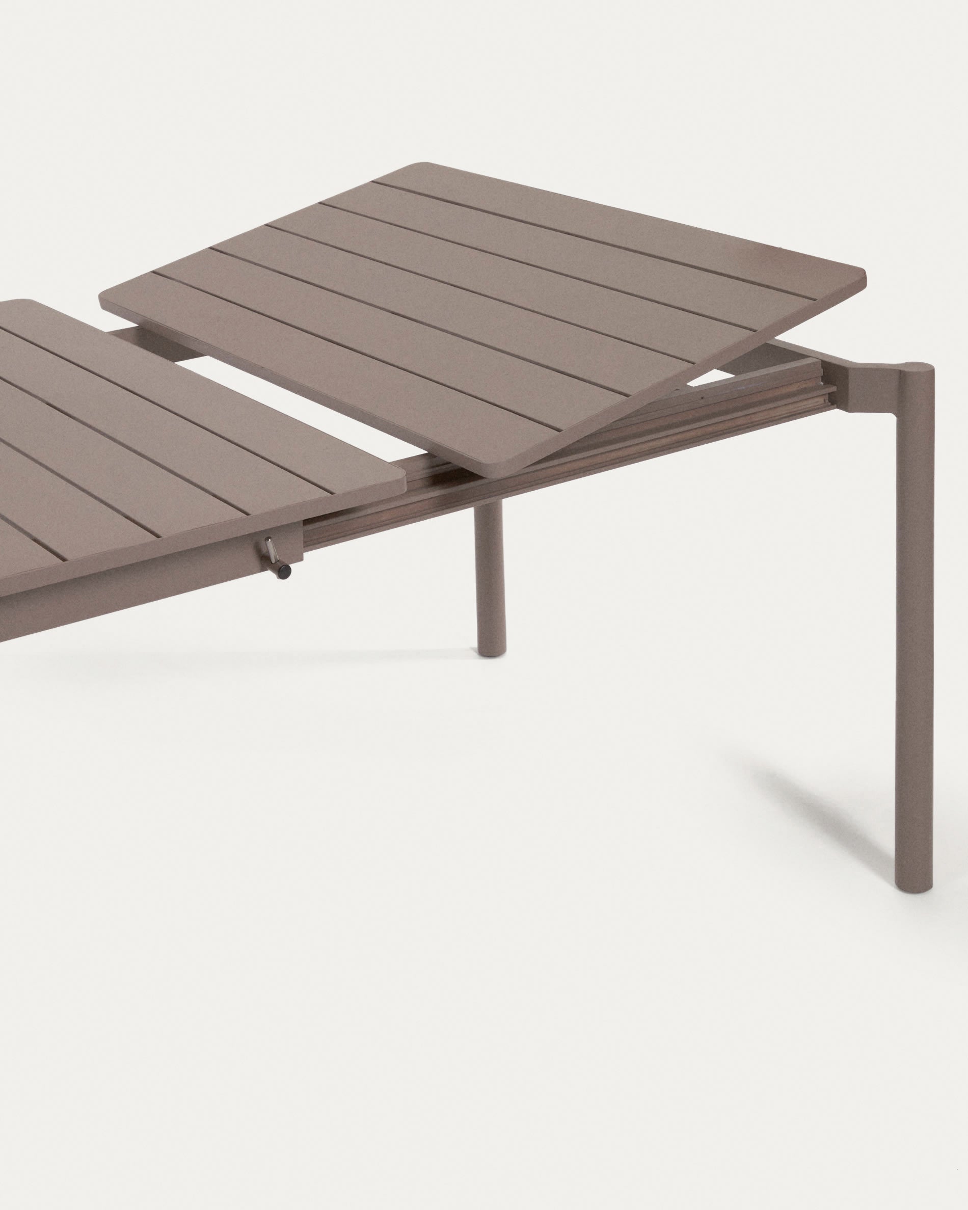 Zaltana ausziehbarer Outdoor-Tisch aus Aluminium mattbrauner 180 (240) x 100 cm in Braun präsentiert im Onlineshop von KAQTU Design AG. Gartentisch ist von Kave Home