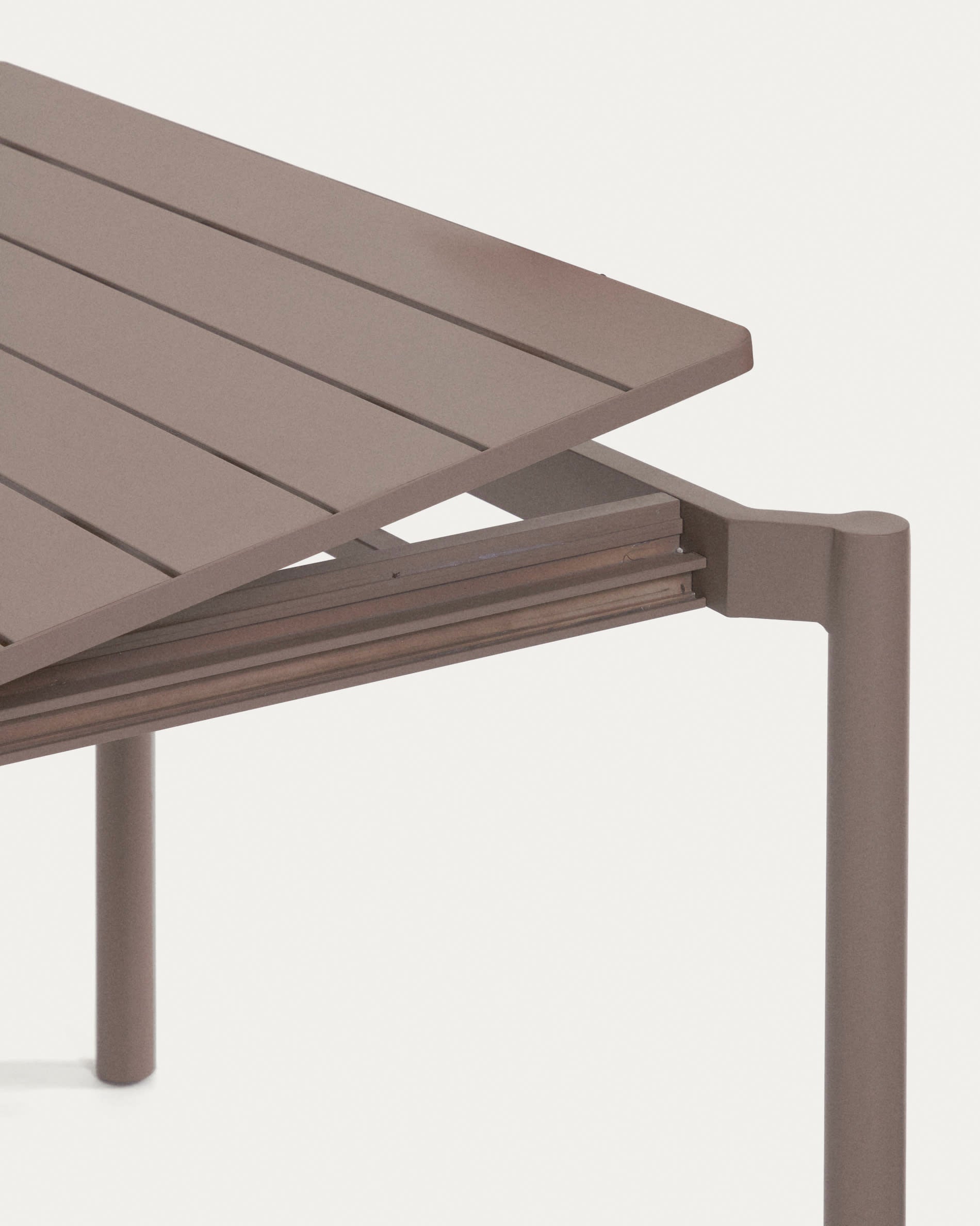 Zaltana ausziehbarer Outdoor-Tisch aus Aluminium mattbrauner 180 (240) x 100 cm in Braun präsentiert im Onlineshop von KAQTU Design AG. Gartentisch ist von Kave Home