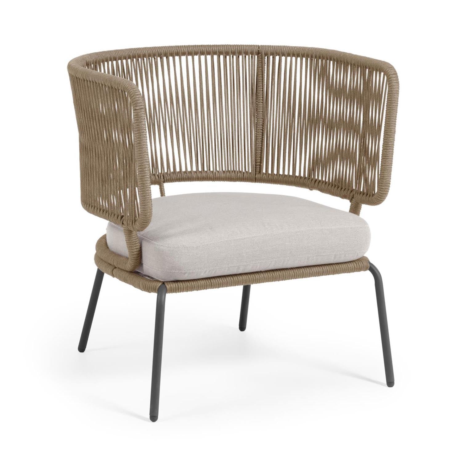 Nadin Sessel aus beigem Seil und Beinen aus verzinktem Stahl in Beige präsentiert im Onlineshop von KAQTU Design AG. Outdoor-Sessel ist von Kave Home