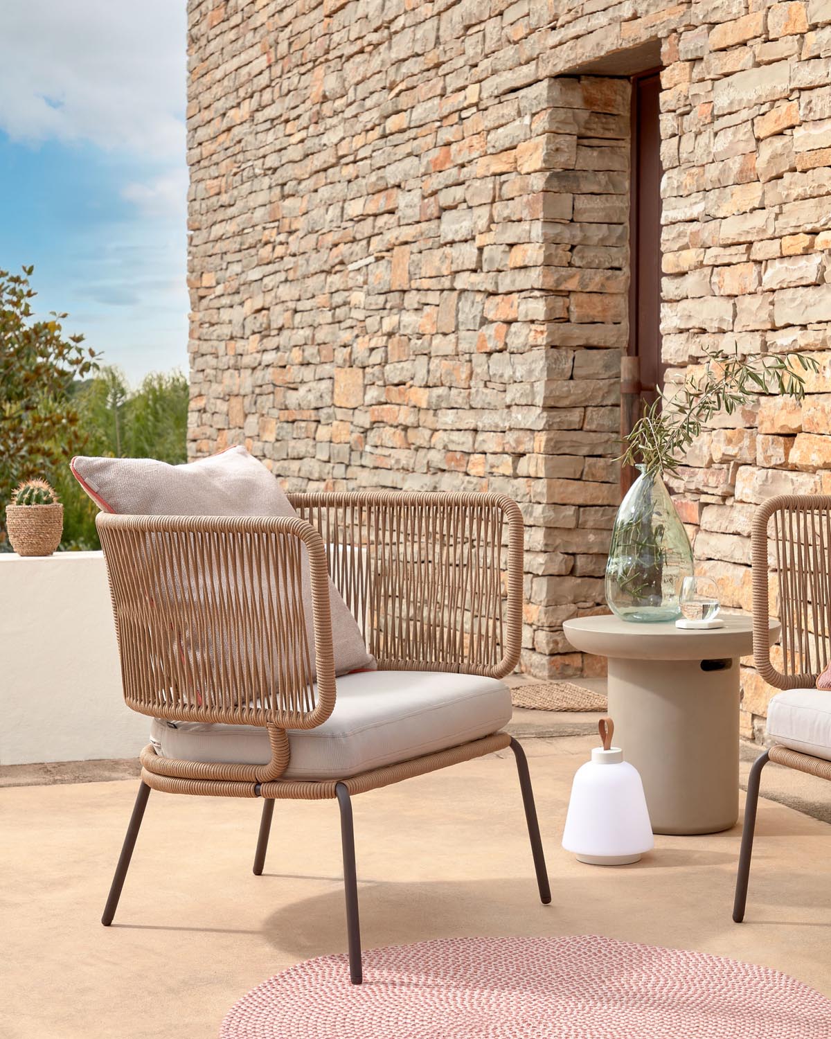 Nadin Sessel aus beigem Seil und Beinen aus verzinktem Stahl in Beige präsentiert im Onlineshop von KAQTU Design AG. Outdoor-Sessel ist von Kave Home