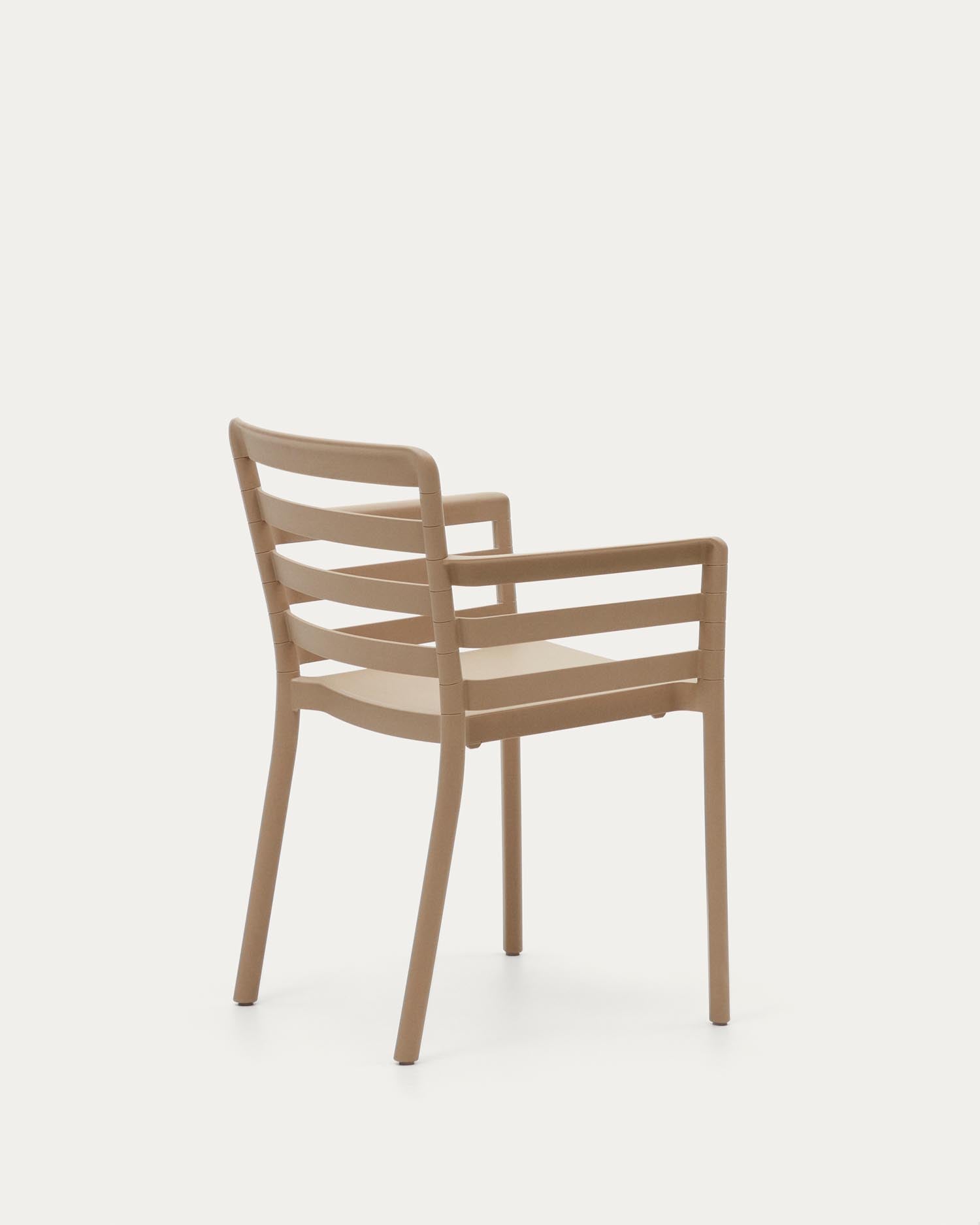 Nariet stapelbarer Gartenstuhl aus Kunststoff in Beige in Beige präsentiert im Onlineshop von KAQTU Design AG. Gartenstuhl ist von Kave Home