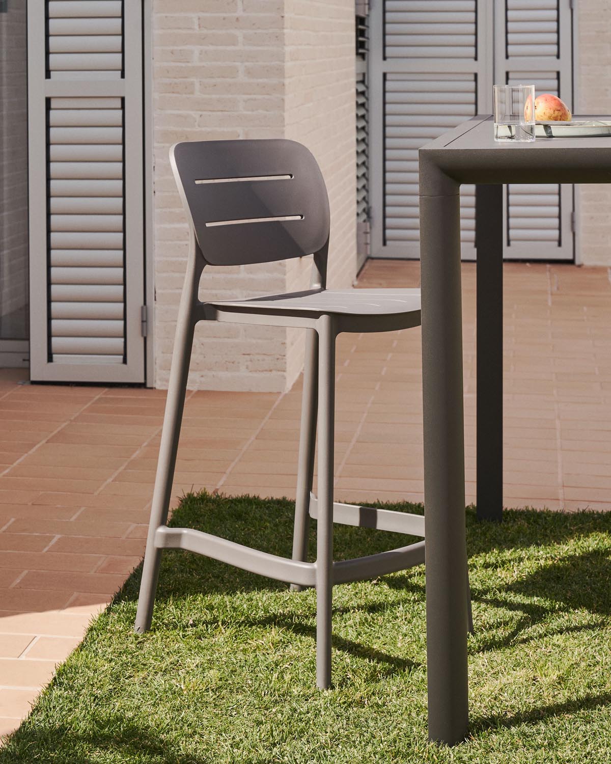 Morella stapelbarer Outdoor-Hocker aus grauem Kunststoff Höhe 65 cm in Grau präsentiert im Onlineshop von KAQTU Design AG. Hocker Outdoor ist von Kave Home