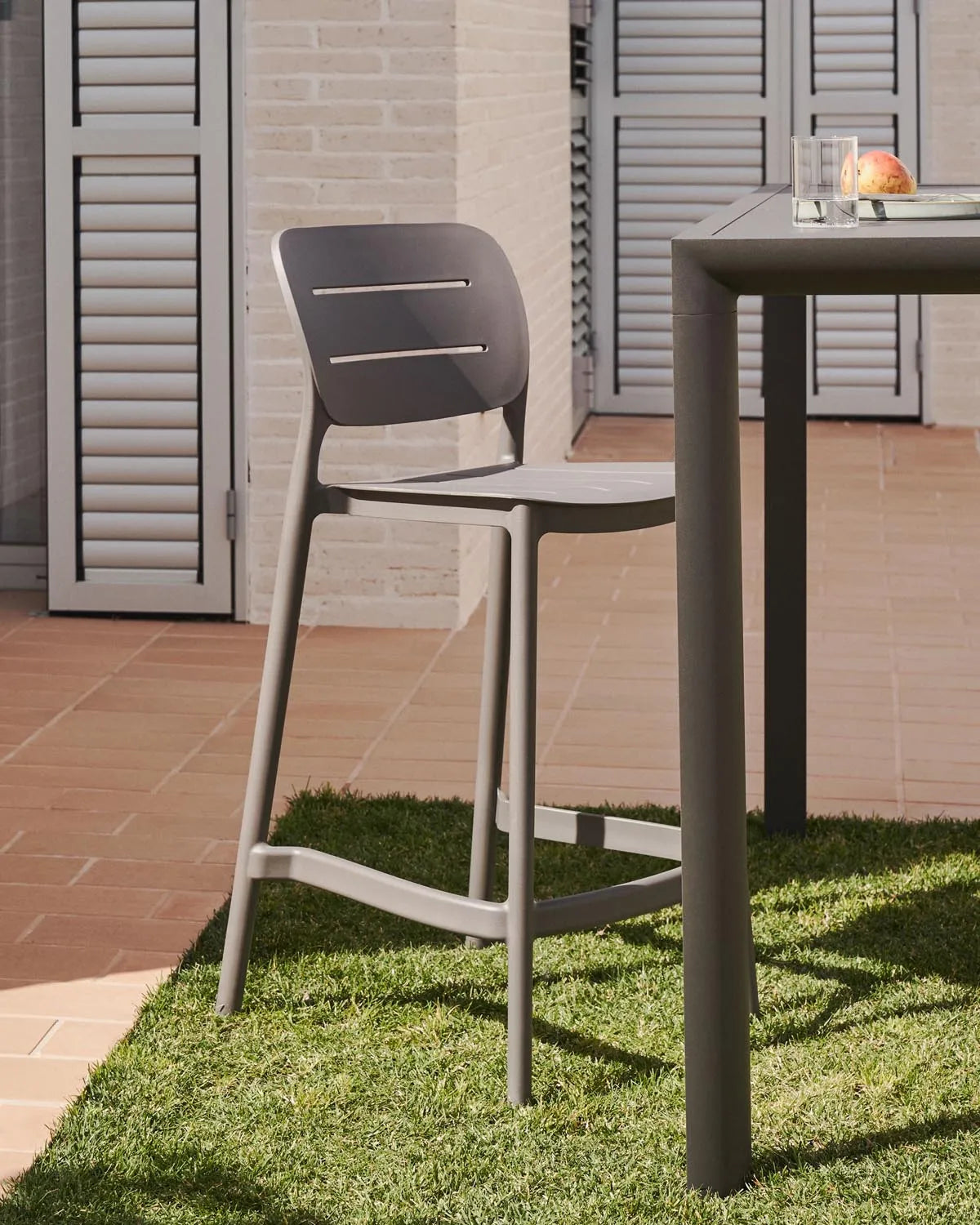 Morella Outdoor-Hocker 65 cm: Modernes Design in grauem Kunststoff.