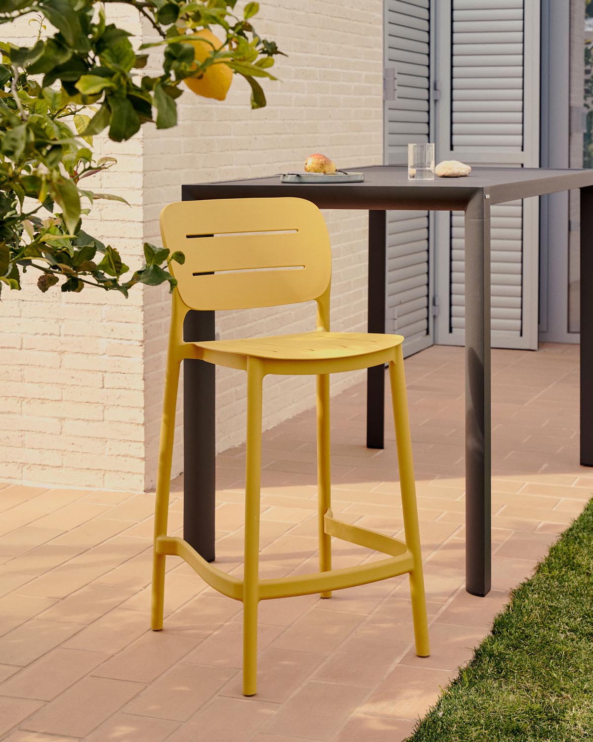 Morella stapelbarer Outdoor-Hocker aus Kunststoff in Senfgelb in Senfgelb präsentiert im Onlineshop von KAQTU Design AG. Hocker Outdoor ist von Kave Home