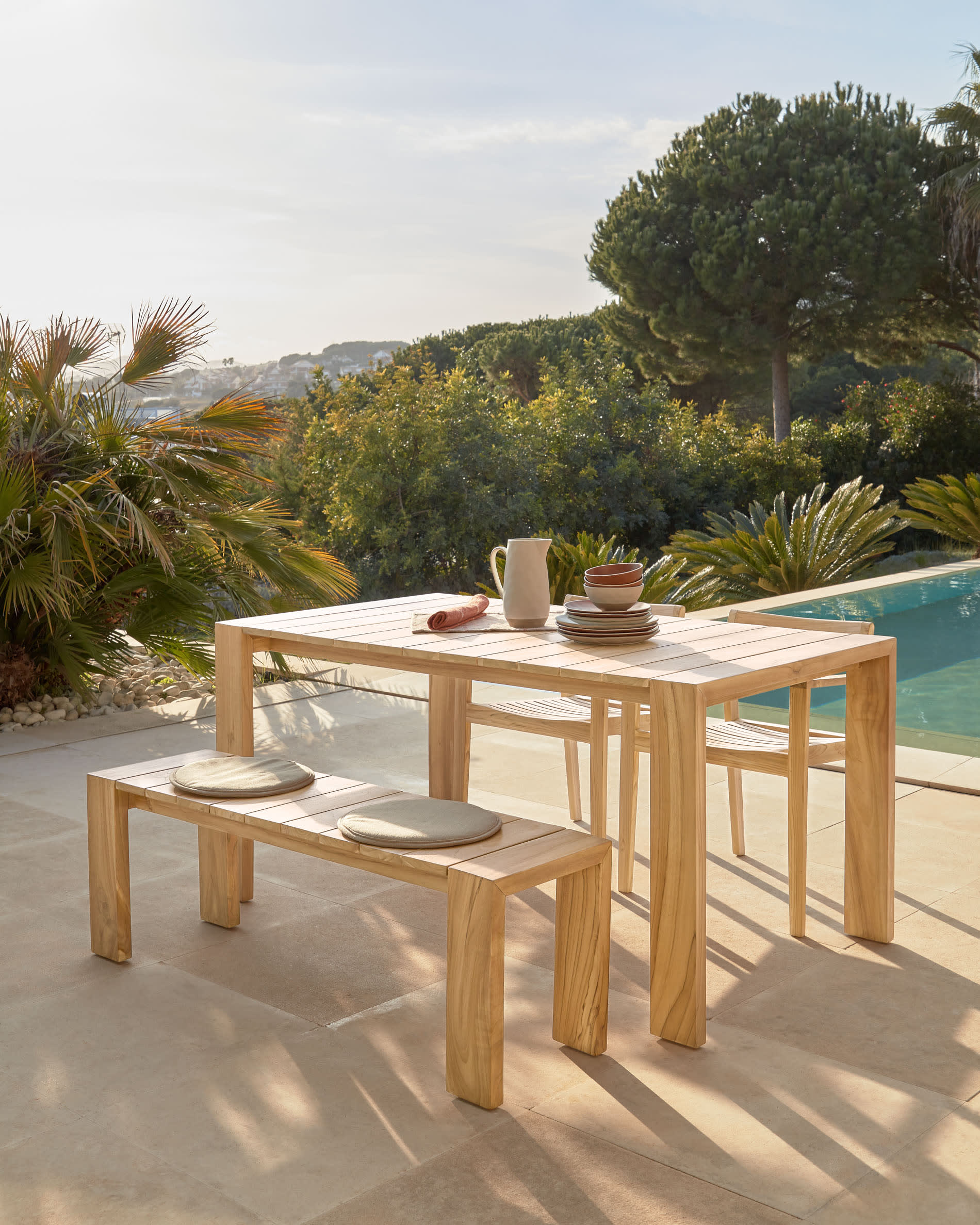 Victoire Outdoortisch aus massivem Teakholz 160 x 90 cm in Braun präsentiert im Onlineshop von KAQTU Design AG. Gartentisch ist von Kave Home