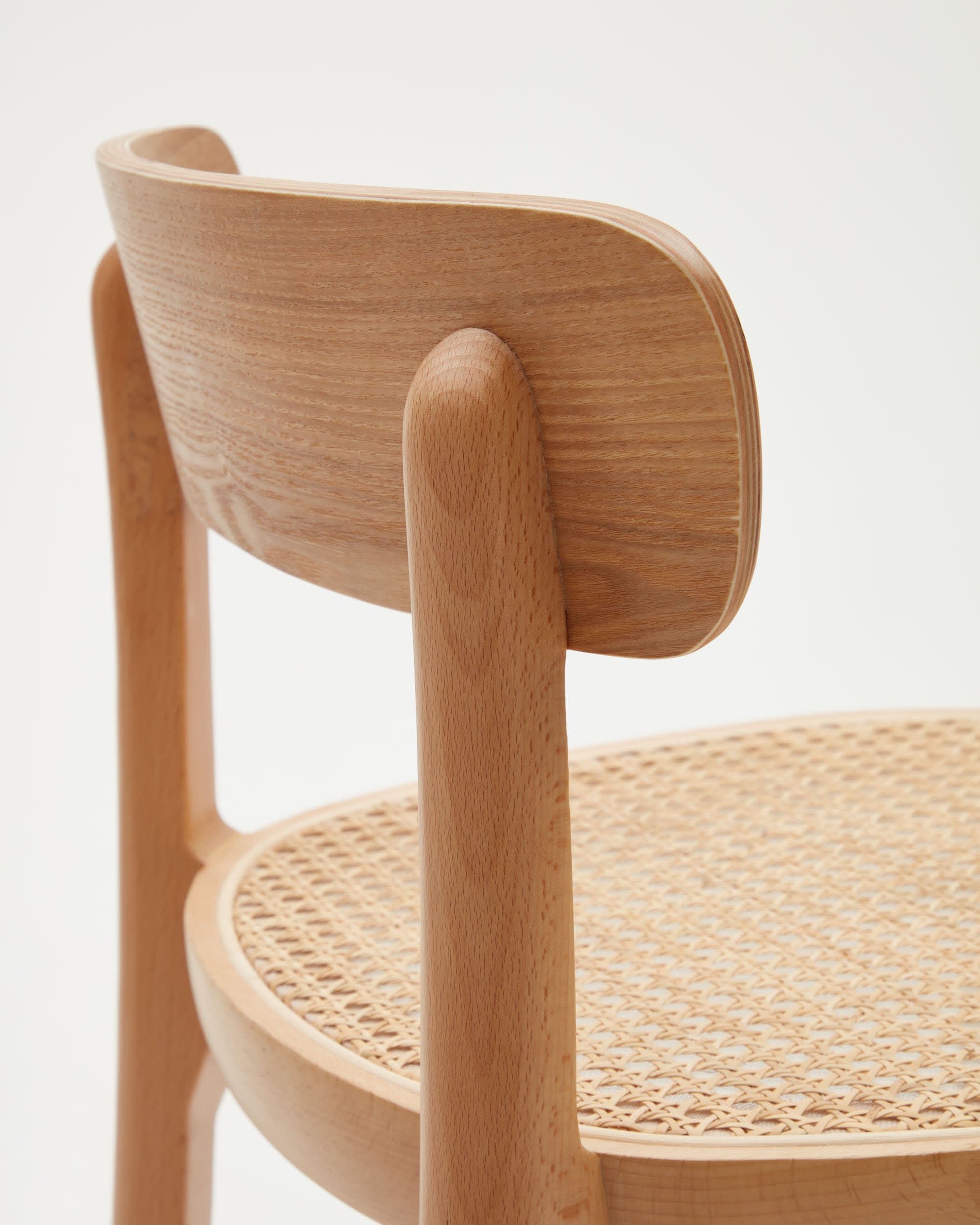 Romane Hocker aus Buchenholz mit natürlichem Finish, Eschenfurnier und Rattan Höhe 75 cm in Braun präsentiert im Onlineshop von KAQTU Design AG. Hocker ist von Kave Home