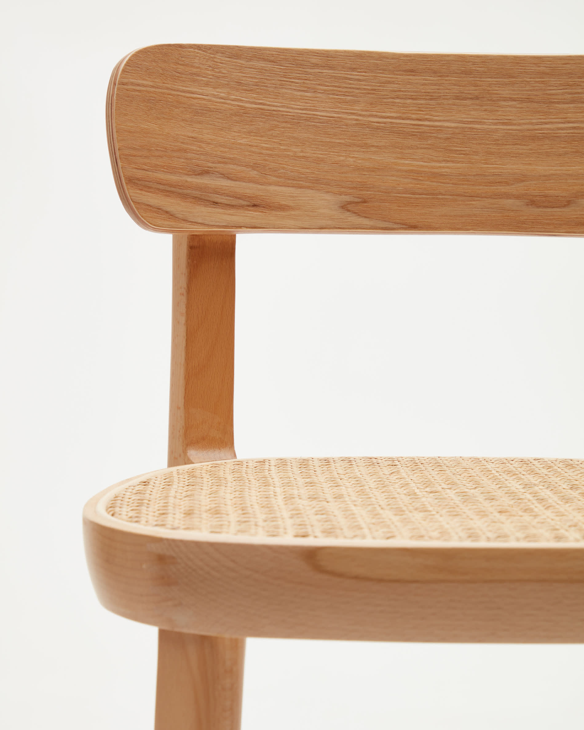 Romane Hocker aus Buchenholz mit natürlichem Finish, Eschenfurnier und Rattan Höhe 75 cm in Braun präsentiert im Onlineshop von KAQTU Design AG. Hocker ist von Kave Home