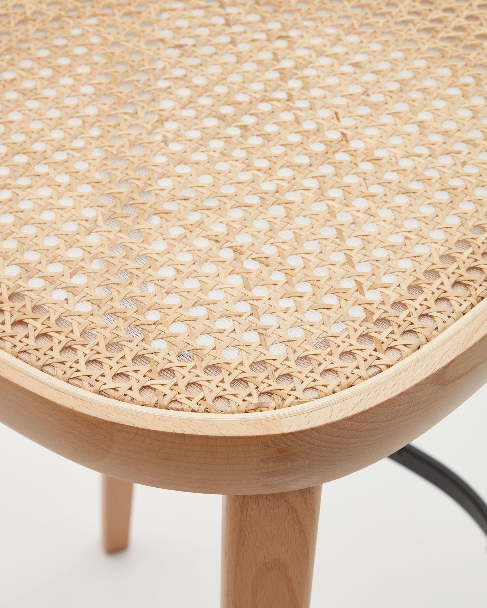 Romane Hocker aus Buchenholz mit natürlichem Finish, Eschenfurnier und Rattan Höhe 75 cm in Braun präsentiert im Onlineshop von KAQTU Design AG. Hocker ist von Kave Home