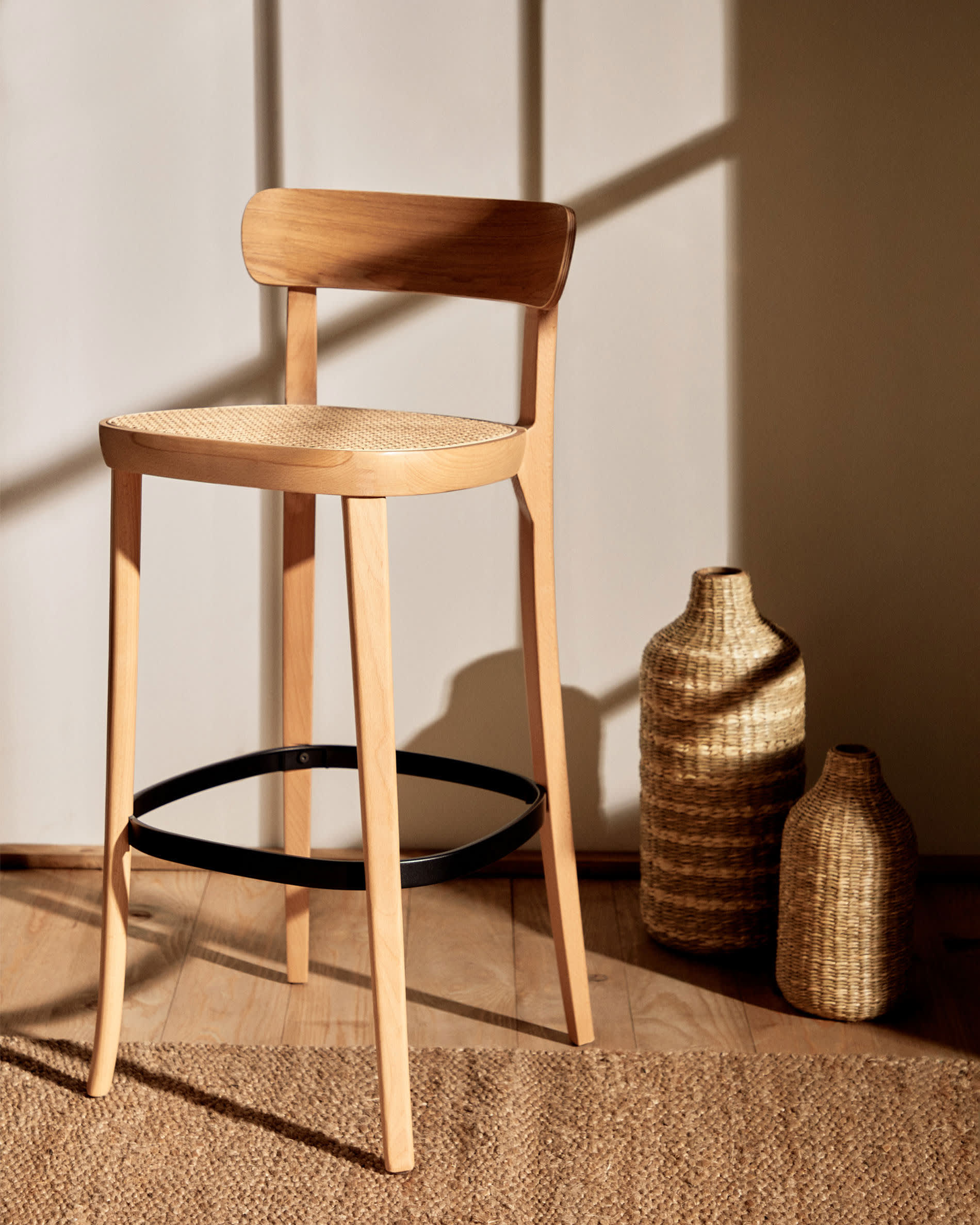 Romane Hocker aus Buchenholz mit natürlichem Finish, Eschenfurnier und Rattan Höhe 75 cm in Braun präsentiert im Onlineshop von KAQTU Design AG. Hocker ist von Kave Home