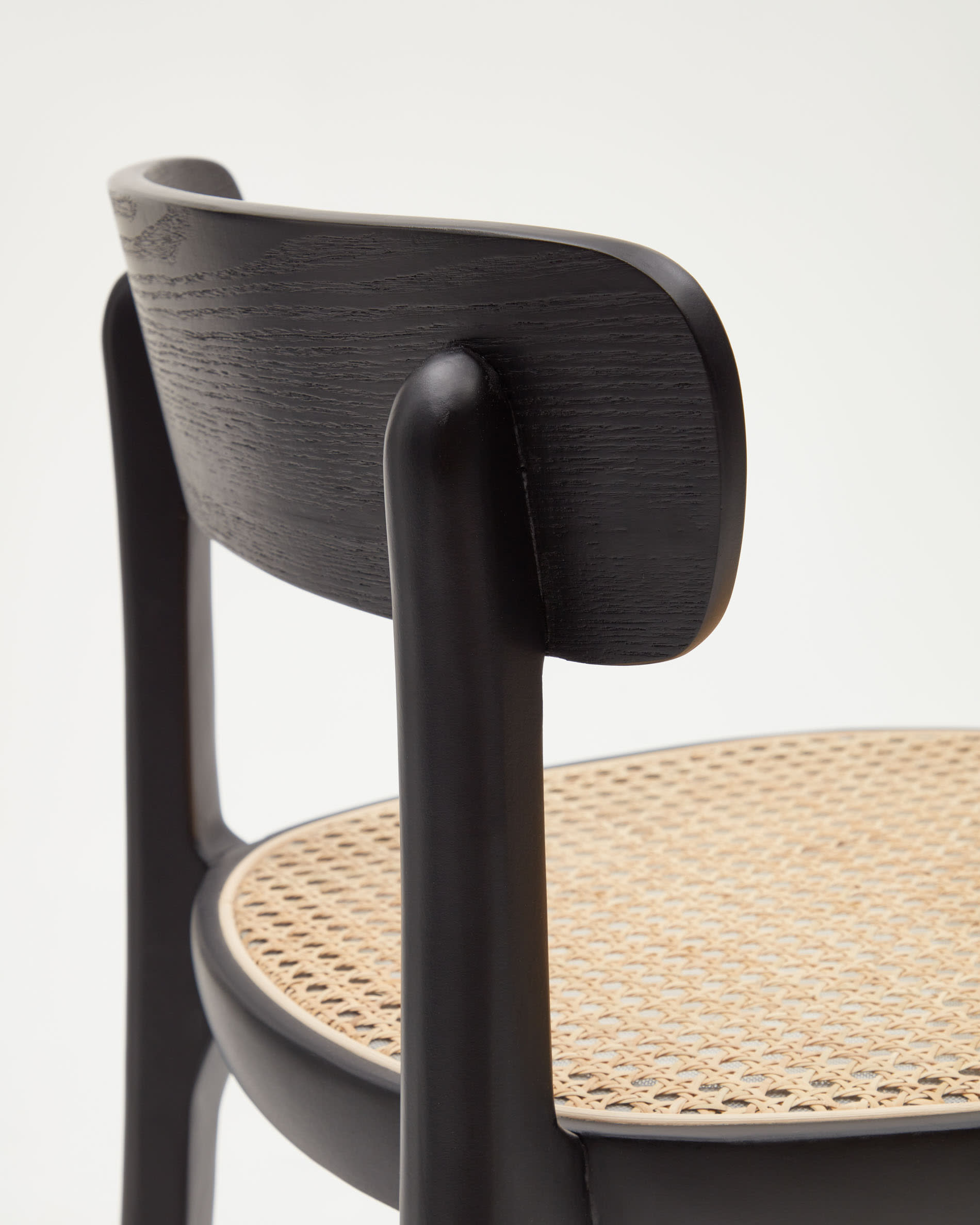 Romane Hocker aus Buchenholz mit schwarzem Finish, Eschenfurnier und Rattan Höhe 75 cm in Schwarz präsentiert im Onlineshop von KAQTU Design AG. Hocker ist von Kave Home