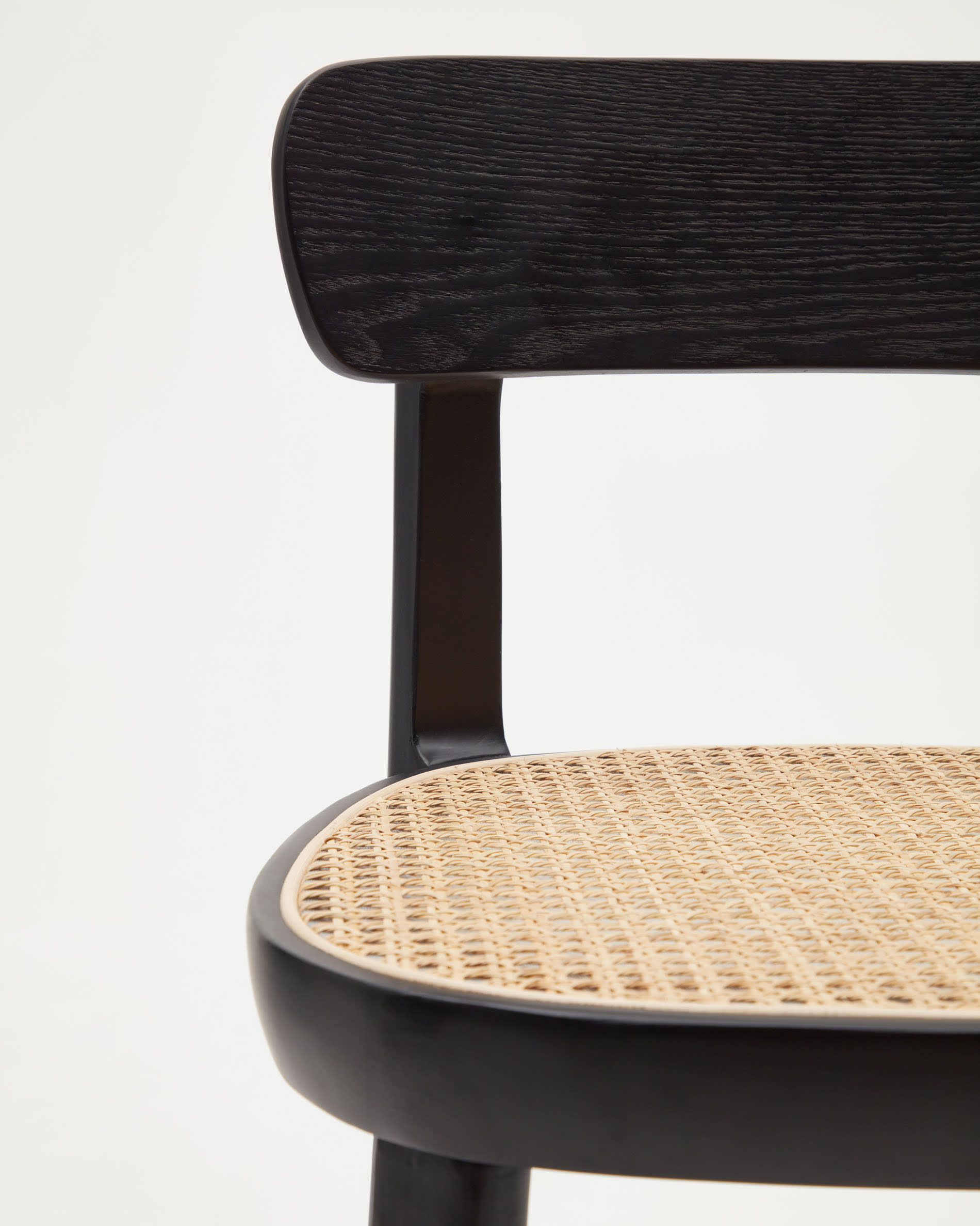 Romane Hocker aus Buchenholz mit schwarzem Finish, Eschenfurnier und Rattan Höhe 75 cm in Schwarz präsentiert im Onlineshop von KAQTU Design AG. Hocker ist von Kave Home