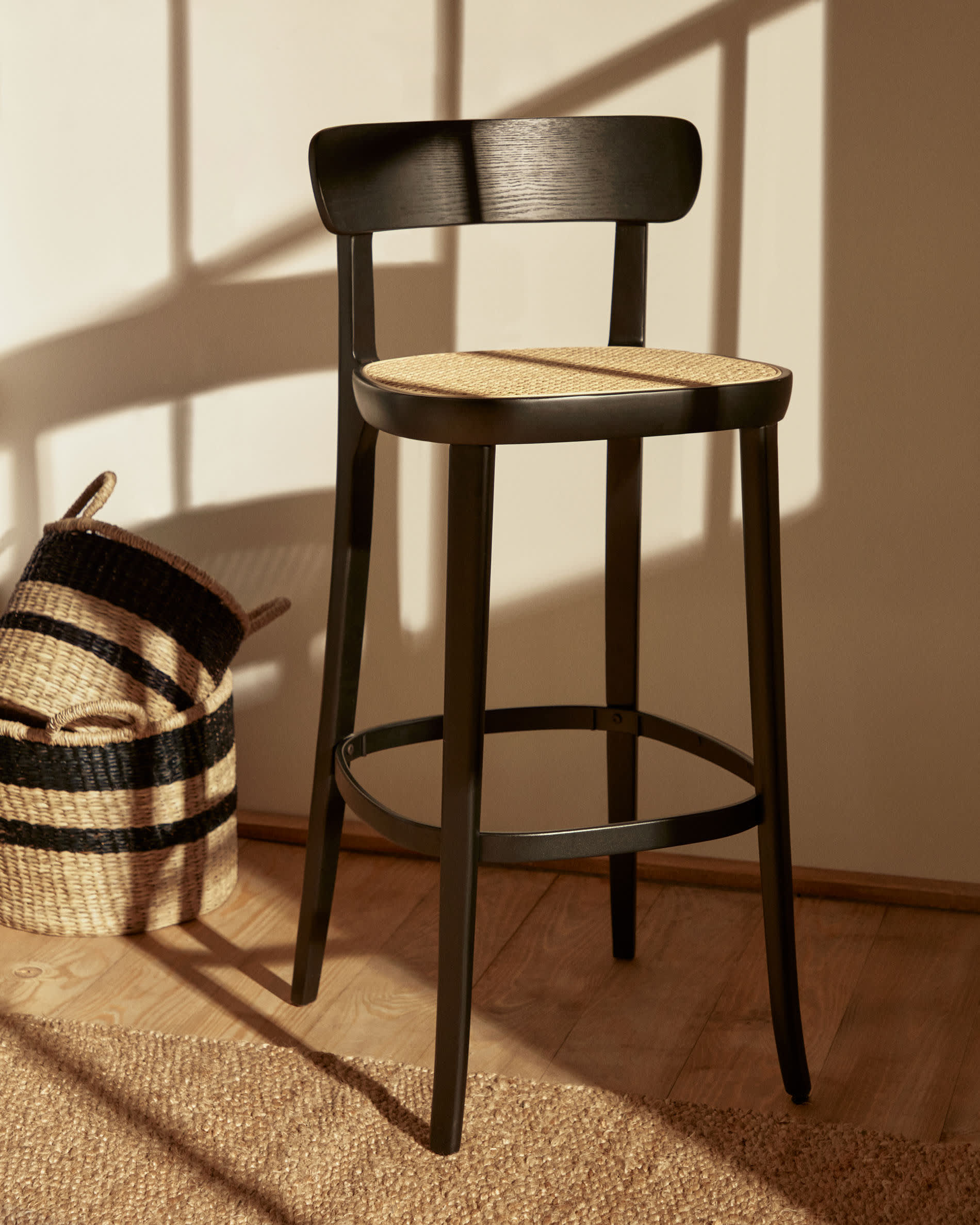 Romane Hocker aus Buchenholz mit schwarzem Finish, Eschenfurnier und Rattan Höhe 75 cm in Schwarz präsentiert im Onlineshop von KAQTU Design AG. Hocker ist von Kave Home