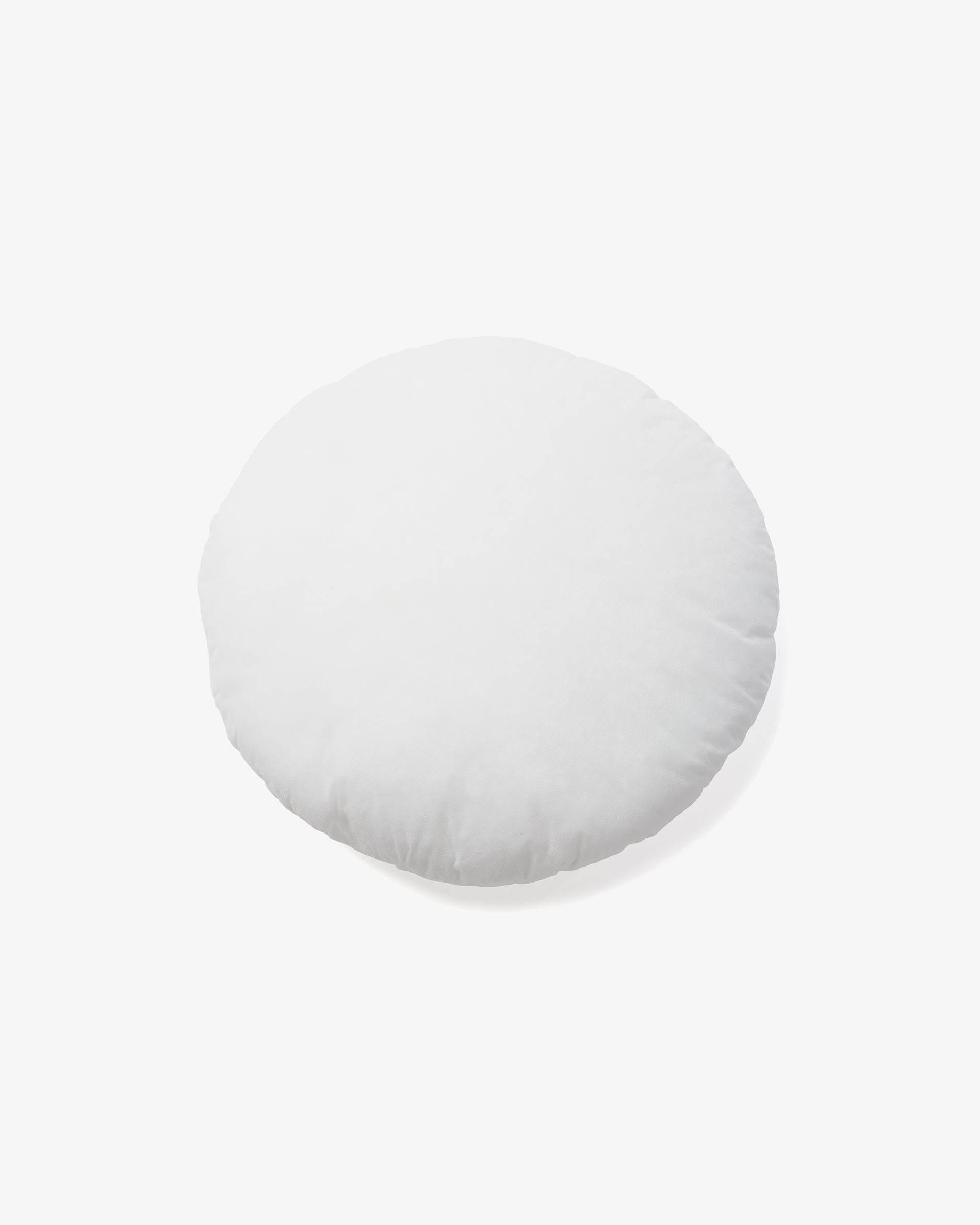 Fluff Kissenfüllung Ø 45 cm in Weiß präsentiert im Onlineshop von KAQTU Design AG. Kissenfüllung ist von Kave Home