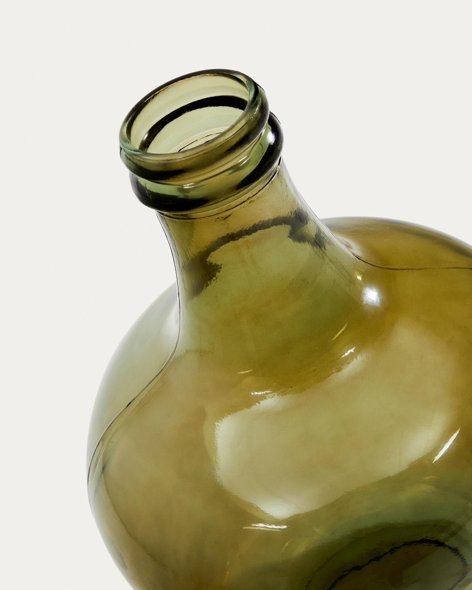 Fiobe Flasche klein aus grünem Recyclingglas in Klar präsentiert im Onlineshop von KAQTU Design AG. Flasche ist von Kave Home