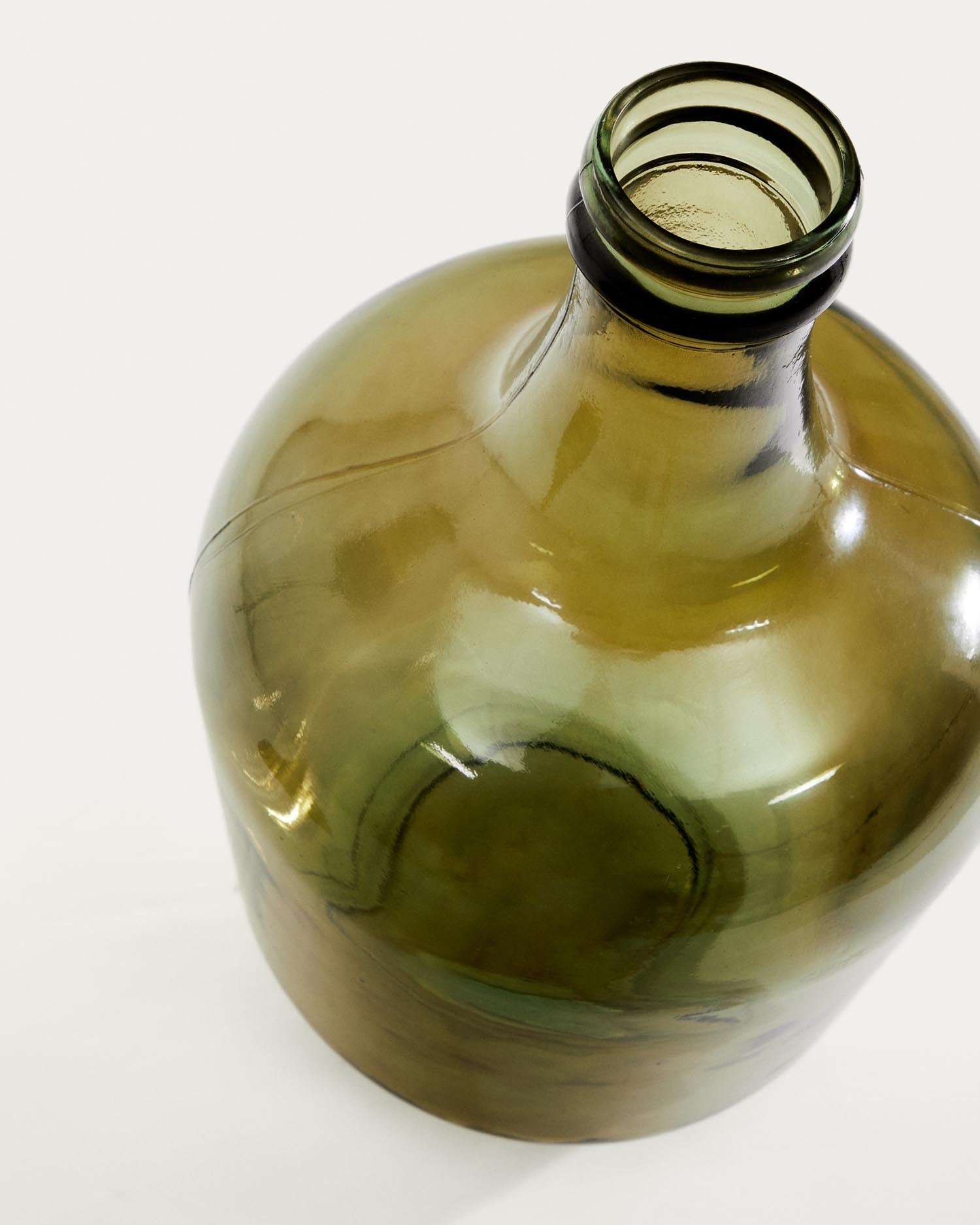 Fiobe Flasche klein aus grünem Recyclingglas in Klar präsentiert im Onlineshop von KAQTU Design AG. Flasche ist von Kave Home