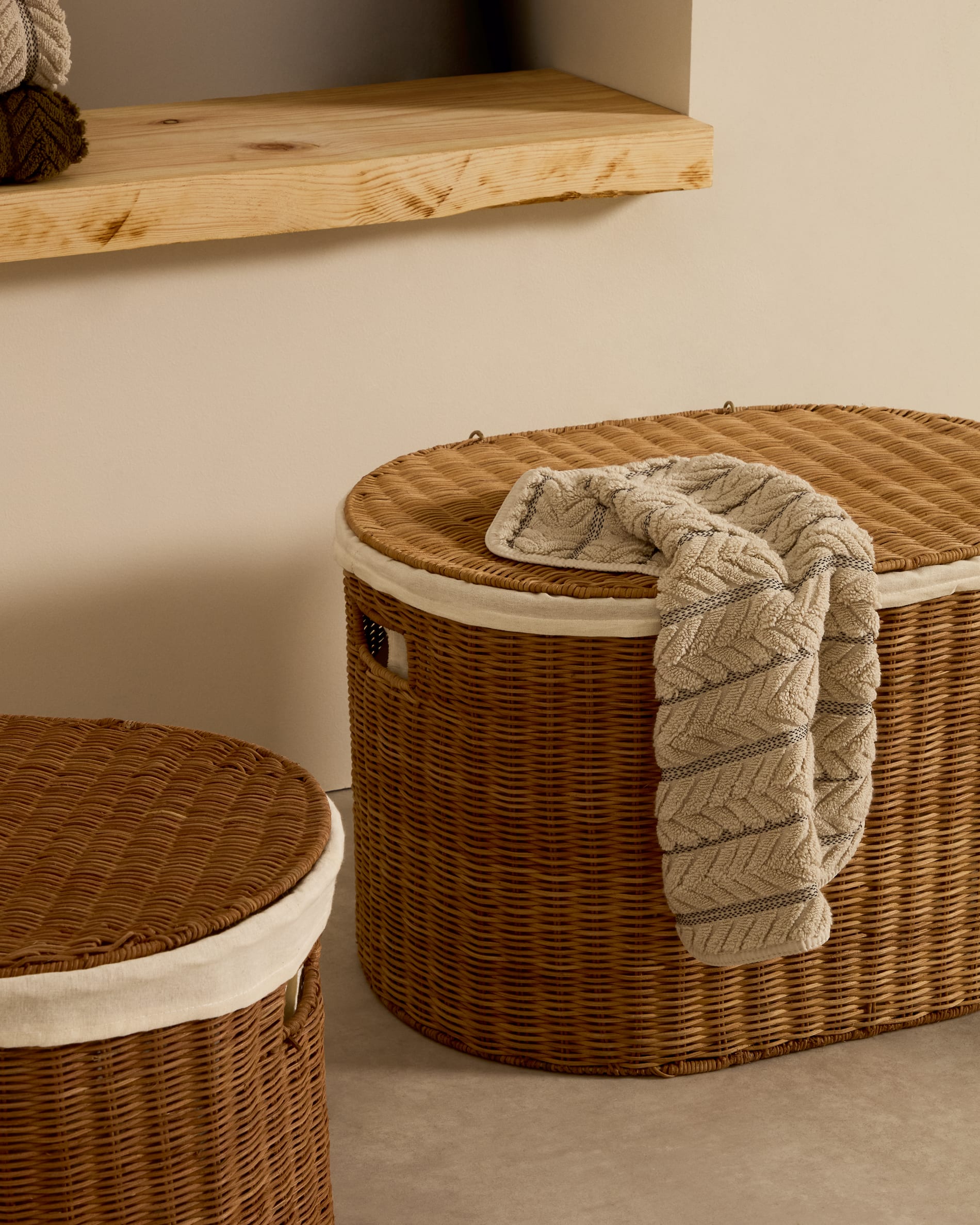 Set Indali aus 2 Körben aus Rattan Ø 50 cm / Ø 55 cm in Braun präsentiert im Onlineshop von KAQTU Design AG. Aufbewahrungskorb ist von Kave Home