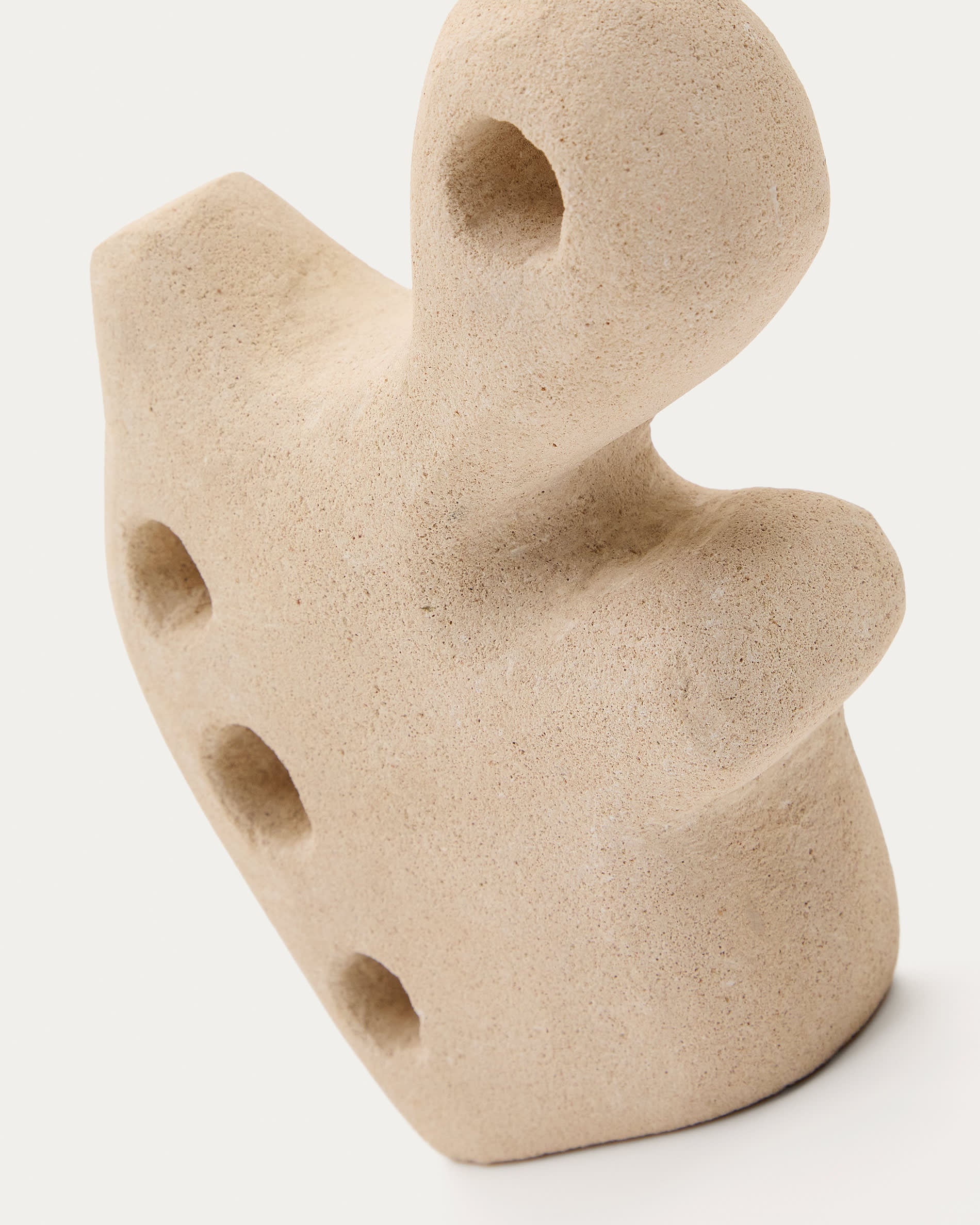 Skulptur Arif aus Stein mit beigefarbenem Finish 20 cm in Beige präsentiert im Onlineshop von KAQTU Design AG. Kunstobjekt ist von Kave Home