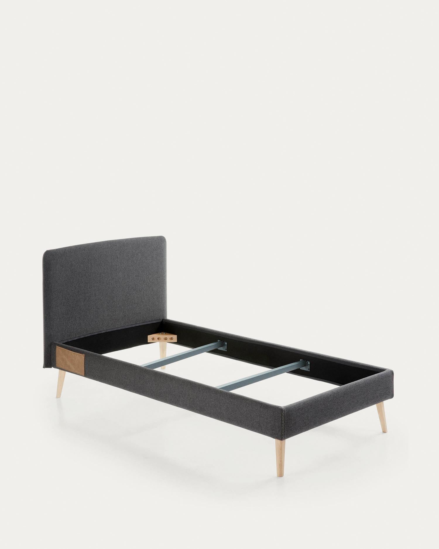 Dyla Bett mit abnehmbarem Bezug Schwarz Beine massive Buche für Matratze von 90 x 190 cm in Schwarz präsentiert im Onlineshop von KAQTU Design AG. Bett ist von Kave Home