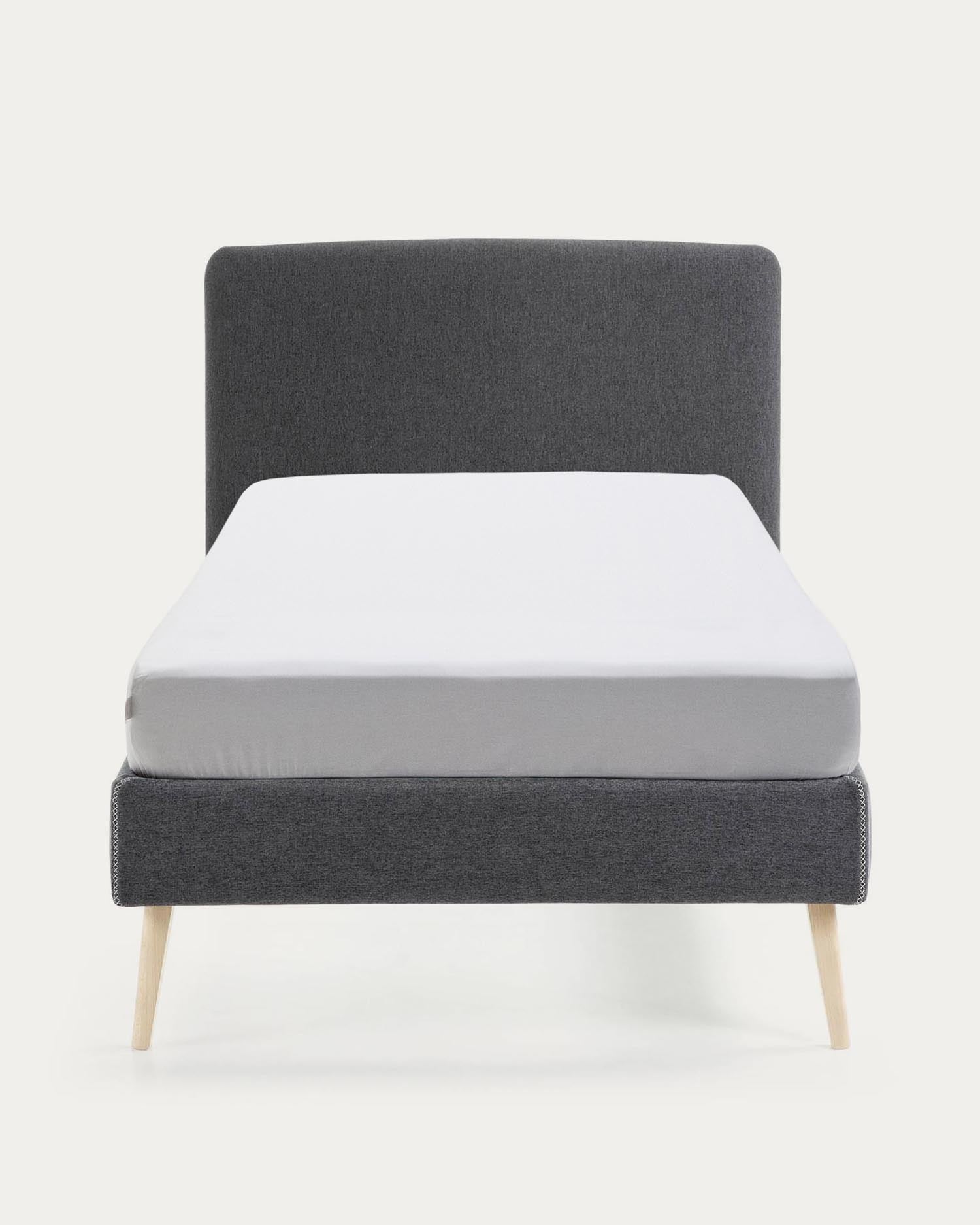 Dyla Bett mit abnehmbarem Bezug Schwarz Beine massive Buche für Matratze von 90 x 190 cm in Schwarz präsentiert im Onlineshop von KAQTU Design AG. Bett ist von Kave Home