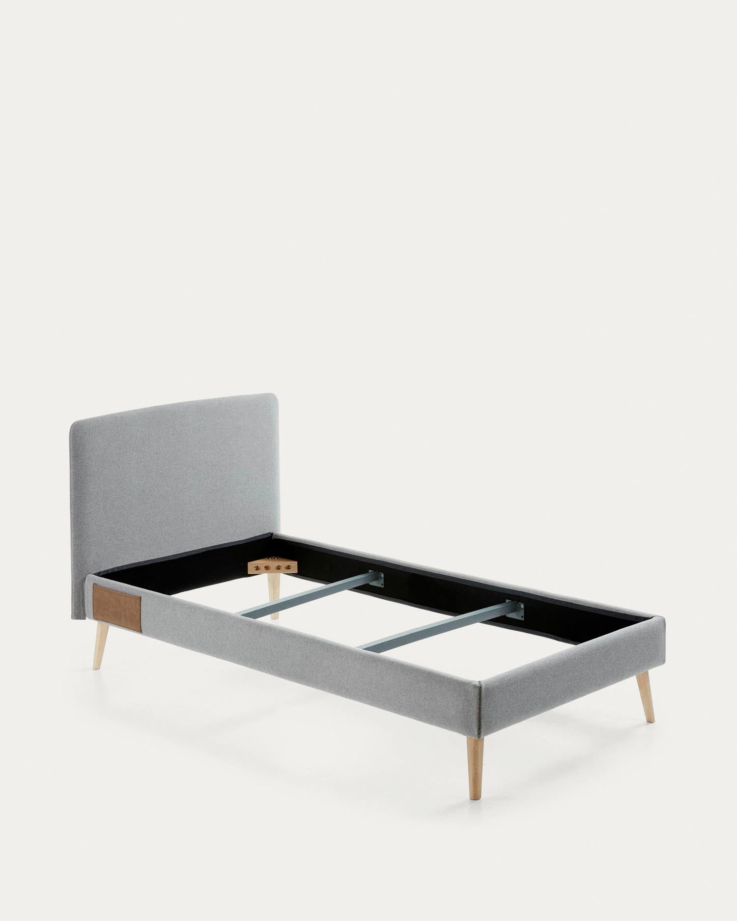 Dyla Bett mit abnehmbarem Bezug hellgrau Beine massive Buche für Matratze von 90 x 190 cm in Grau präsentiert im Onlineshop von KAQTU Design AG. Bett ist von Kave Home