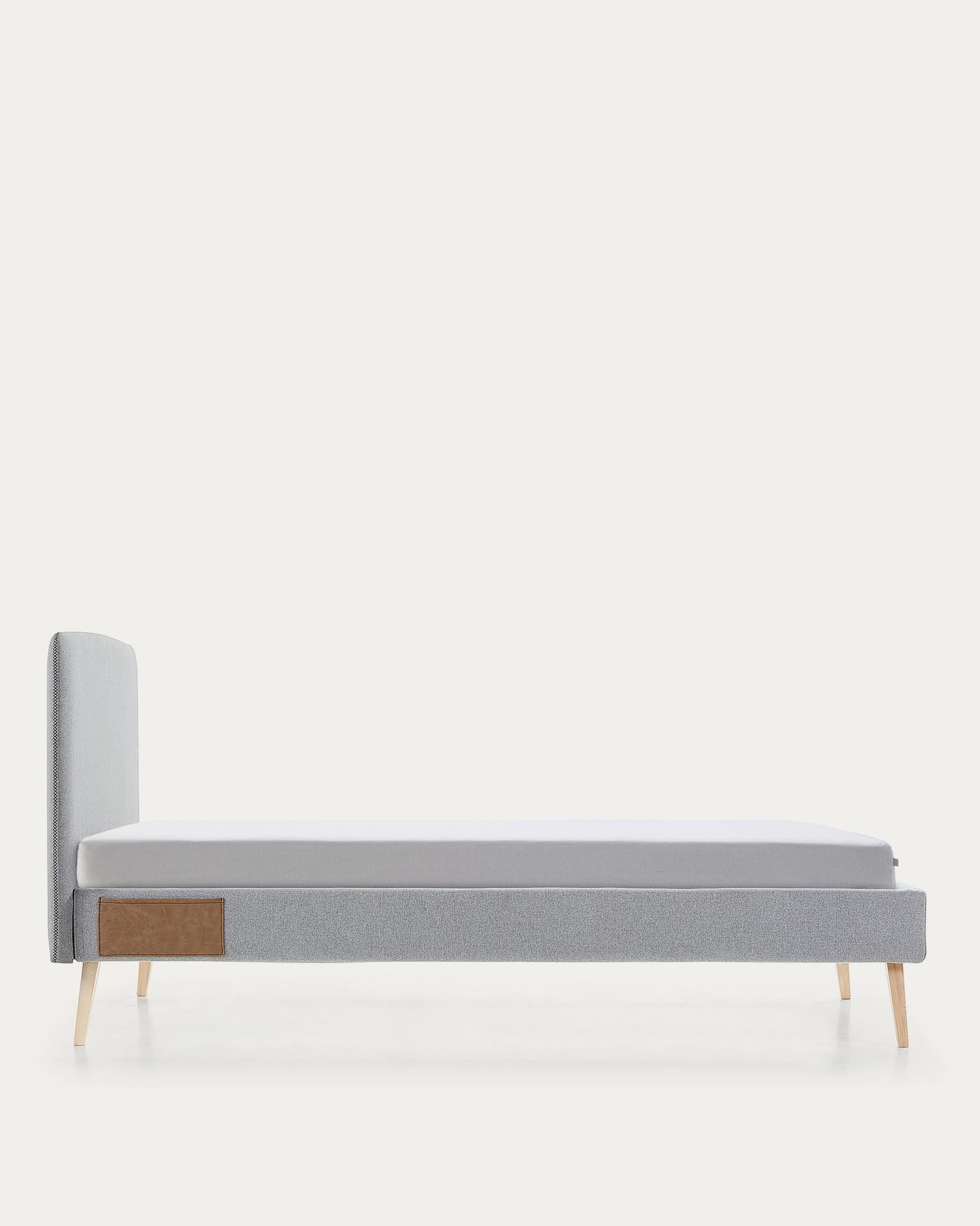 Dyla Bett mit abnehmbarem Bezug hellgrau Beine massive Buche für Matratze von 90 x 190 cm in Grau präsentiert im Onlineshop von KAQTU Design AG. Bett ist von Kave Home