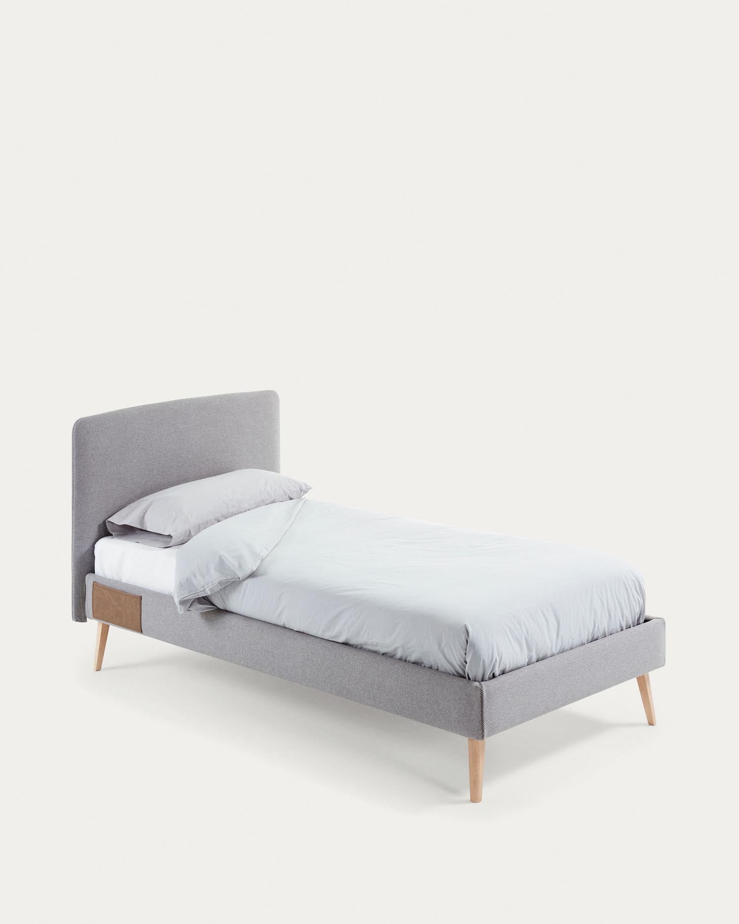 Dyla Bett mit abnehmbarem Bezug hellgrau Beine massive Buche für Matratze von 90 x 190 cm in Grau präsentiert im Onlineshop von KAQTU Design AG. Bett ist von Kave Home