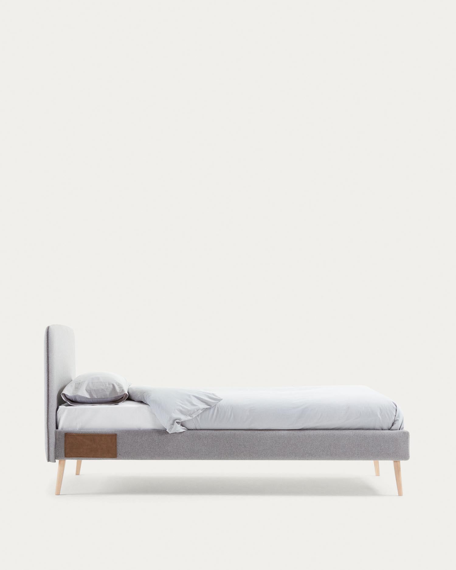 Dyla Bett mit abnehmbarem Bezug hellgrau Beine massive Buche für Matratze von 90 x 190 cm in Grau präsentiert im Onlineshop von KAQTU Design AG. Bett ist von Kave Home