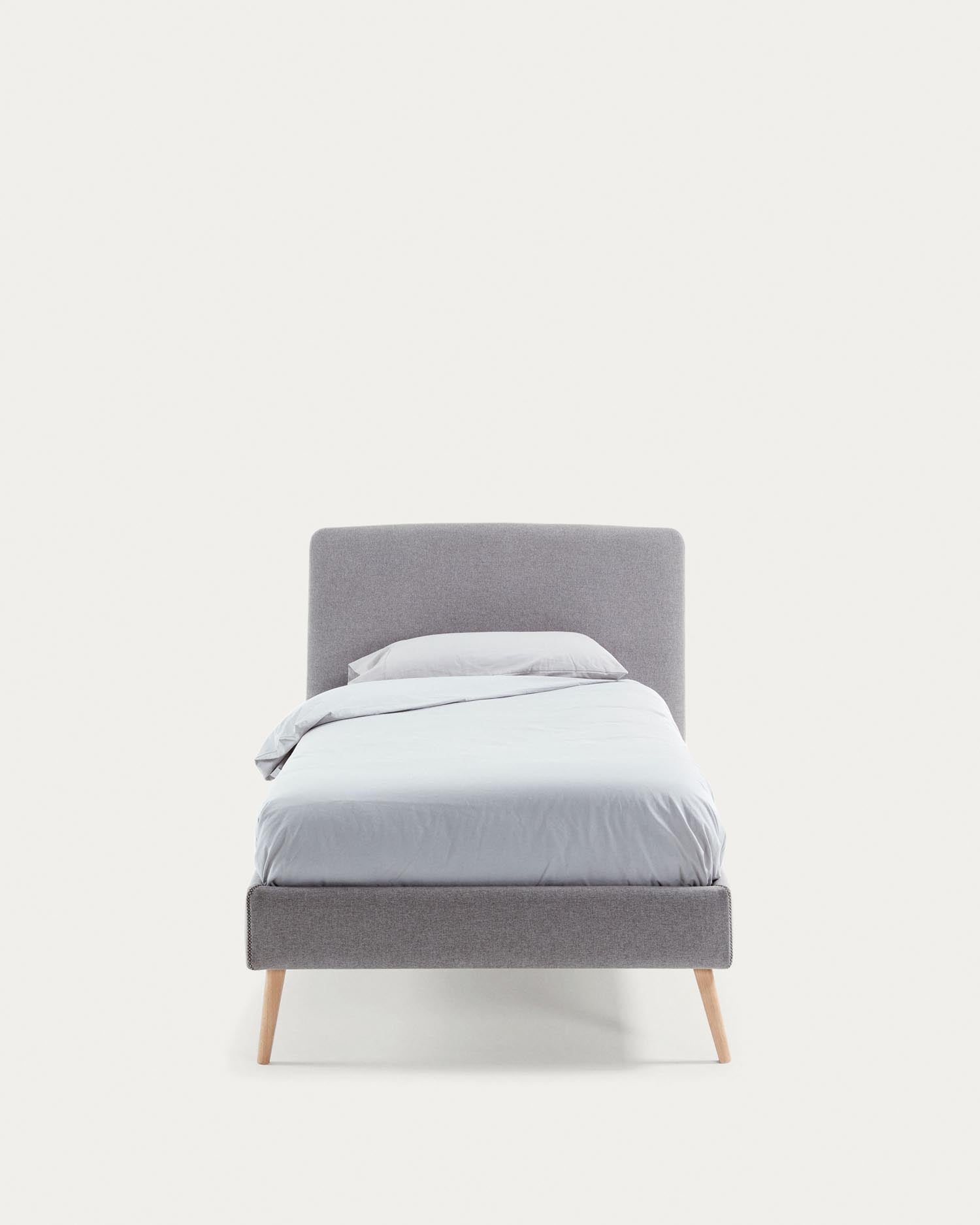 Dyla Bett mit abnehmbarem Bezug hellgrau Beine massive Buche für Matratze von 90 x 190 cm in Grau präsentiert im Onlineshop von KAQTU Design AG. Bett ist von Kave Home