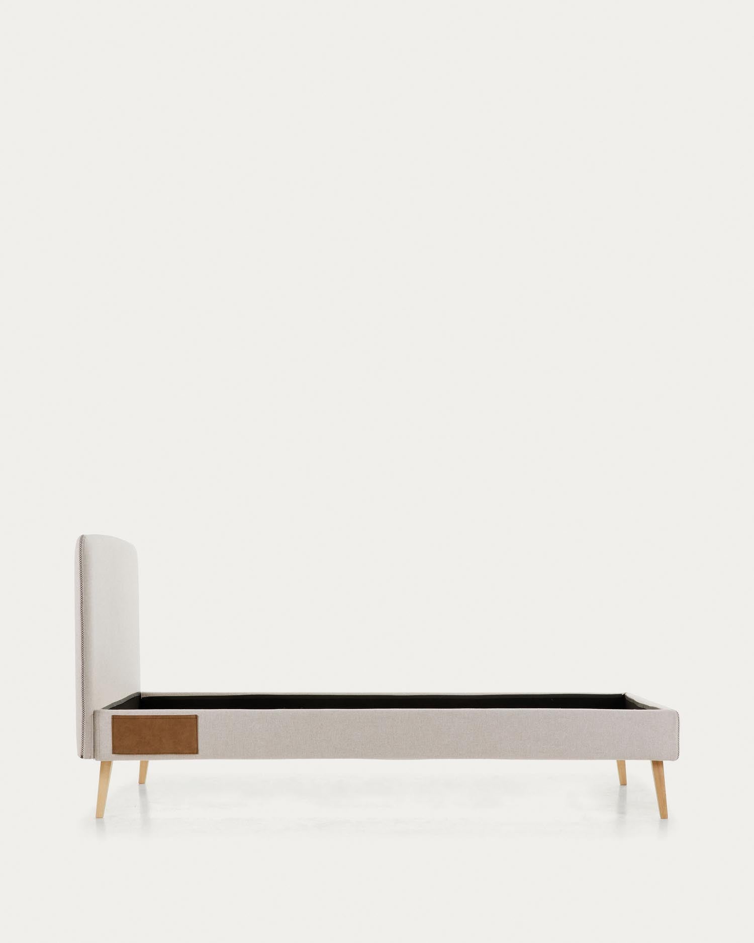 Dyla Bett mit abnehmbarem Bezug beige Beine massive Buche für Matratze von 90 x 190 cm in Beige präsentiert im Onlineshop von KAQTU Design AG. Bett ist von Kave Home