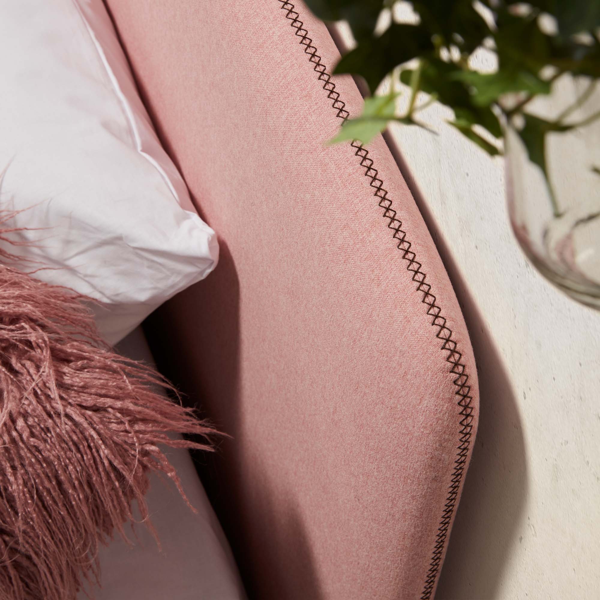 Dyla Bett mit abnehmbarem Bezug rosa Beine massive Buche für Matratze von 90 x 190 cm in Rosa präsentiert im Onlineshop von KAQTU Design AG. Bett ist von Kave Home