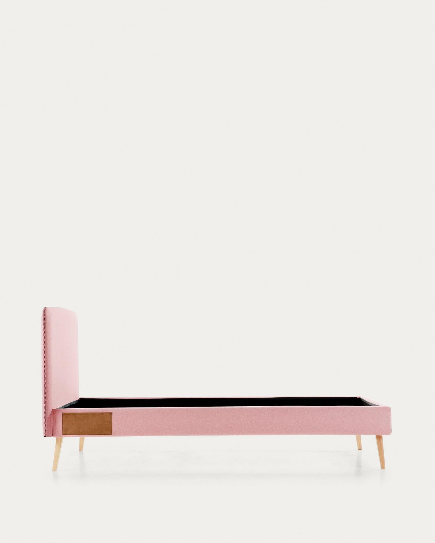 Dyla Bett mit abnehmbarem Bezug rosa Beine massive Buche für Matratze von 90 x 190 cm in Rosa präsentiert im Onlineshop von KAQTU Design AG. Bett ist von Kave Home