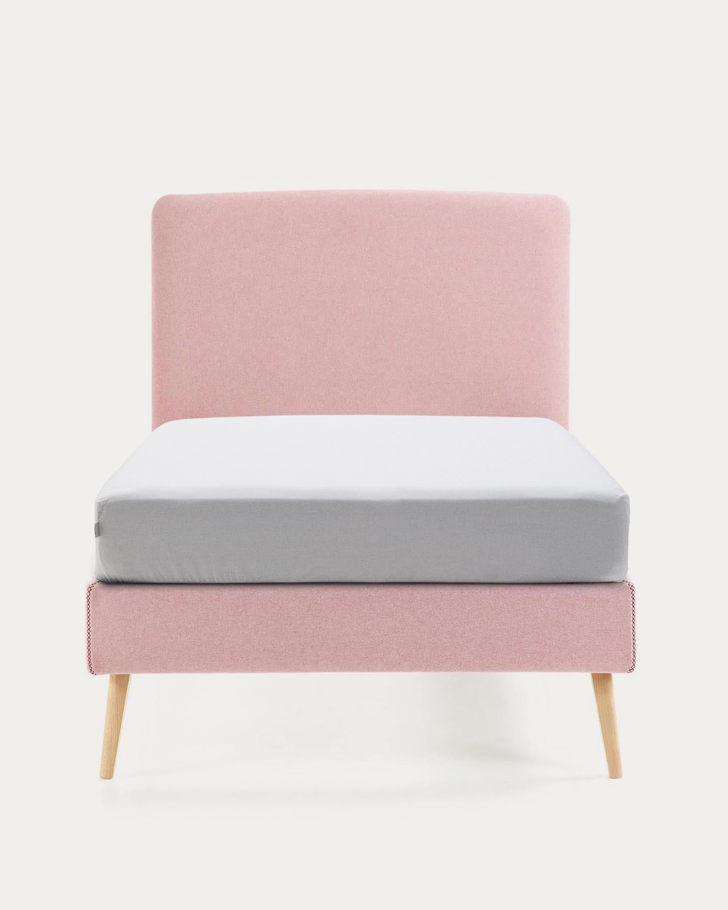 Dyla Bett mit abnehmbarem Bezug rosa Beine massive Buche für Matratze von 90 x 190 cm in Rosa präsentiert im Onlineshop von KAQTU Design AG. Bett ist von Kave Home