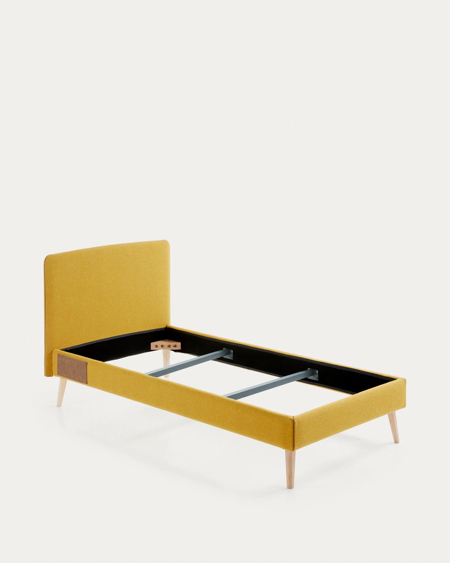 Dyla Bett mit abnehmbarem Bezug senfgelb Beine massive Buche für Matratze von 90 x 190 cm in Senfgelb präsentiert im Onlineshop von KAQTU Design AG. Bett ist von Kave Home